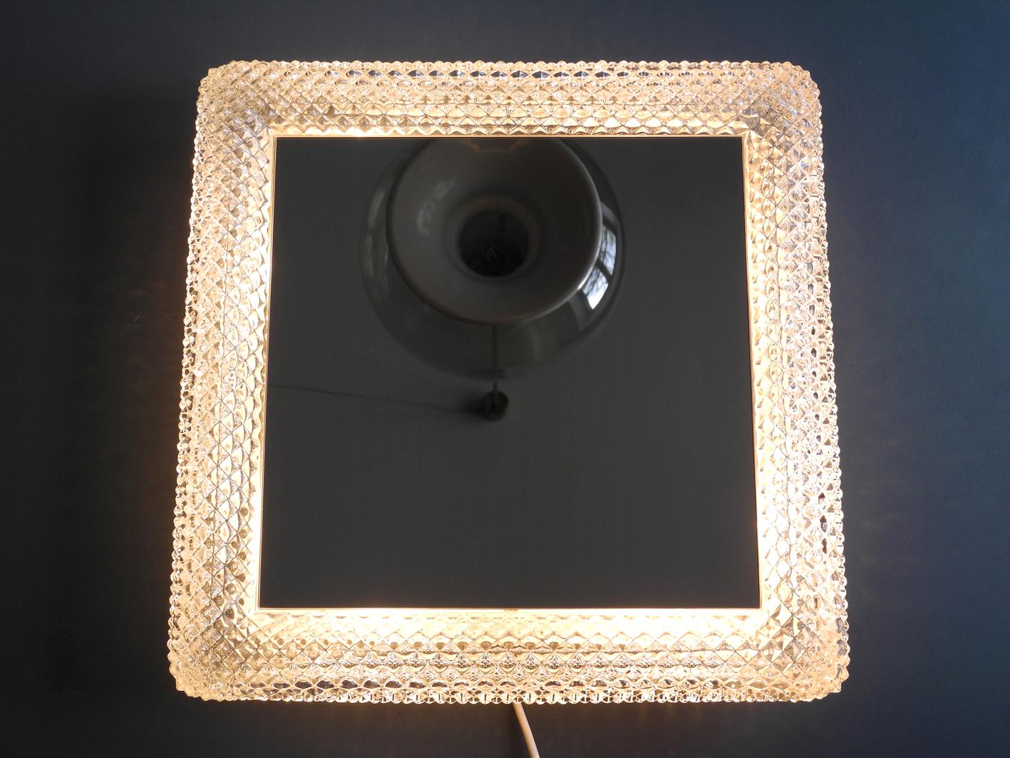 Beautiful original 1960s illuminated quadratic Limburg crystal glass mirror.
Very high quality workmanship in very good condition. Creates a very beautiful light.
No damages to the entire lamp.
With four E14 sockets for max. 40 watts.
100%
