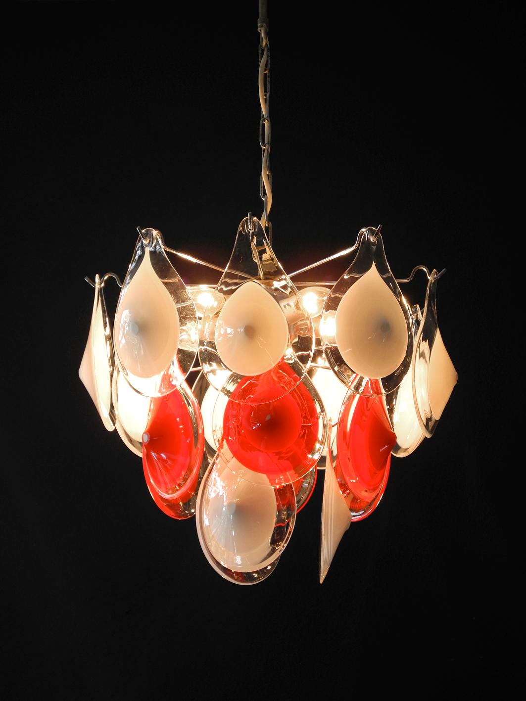 Mid-Century Modern Beautiful Original 1960s Vistosi Chandelier with White and Red Murano Glas Drops