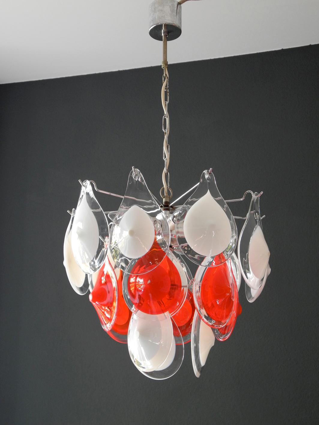 Beautiful Original 1960s Vistosi Chandelier with White and Red Murano Glas Drops In Good Condition In München, DE