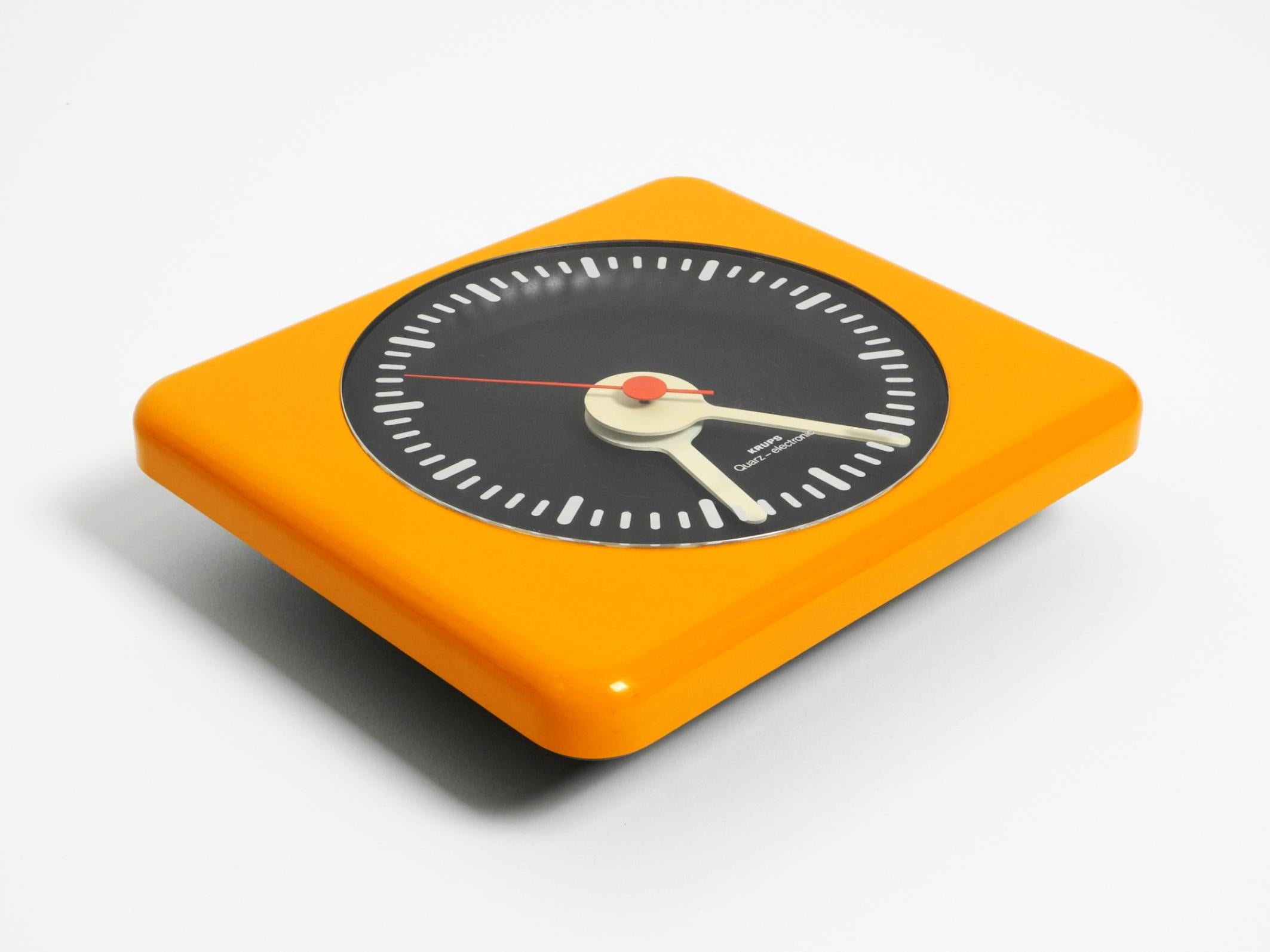 Beautiful original 1970s Krups wall clock in typical Space Age design In Good Condition For Sale In München, DE