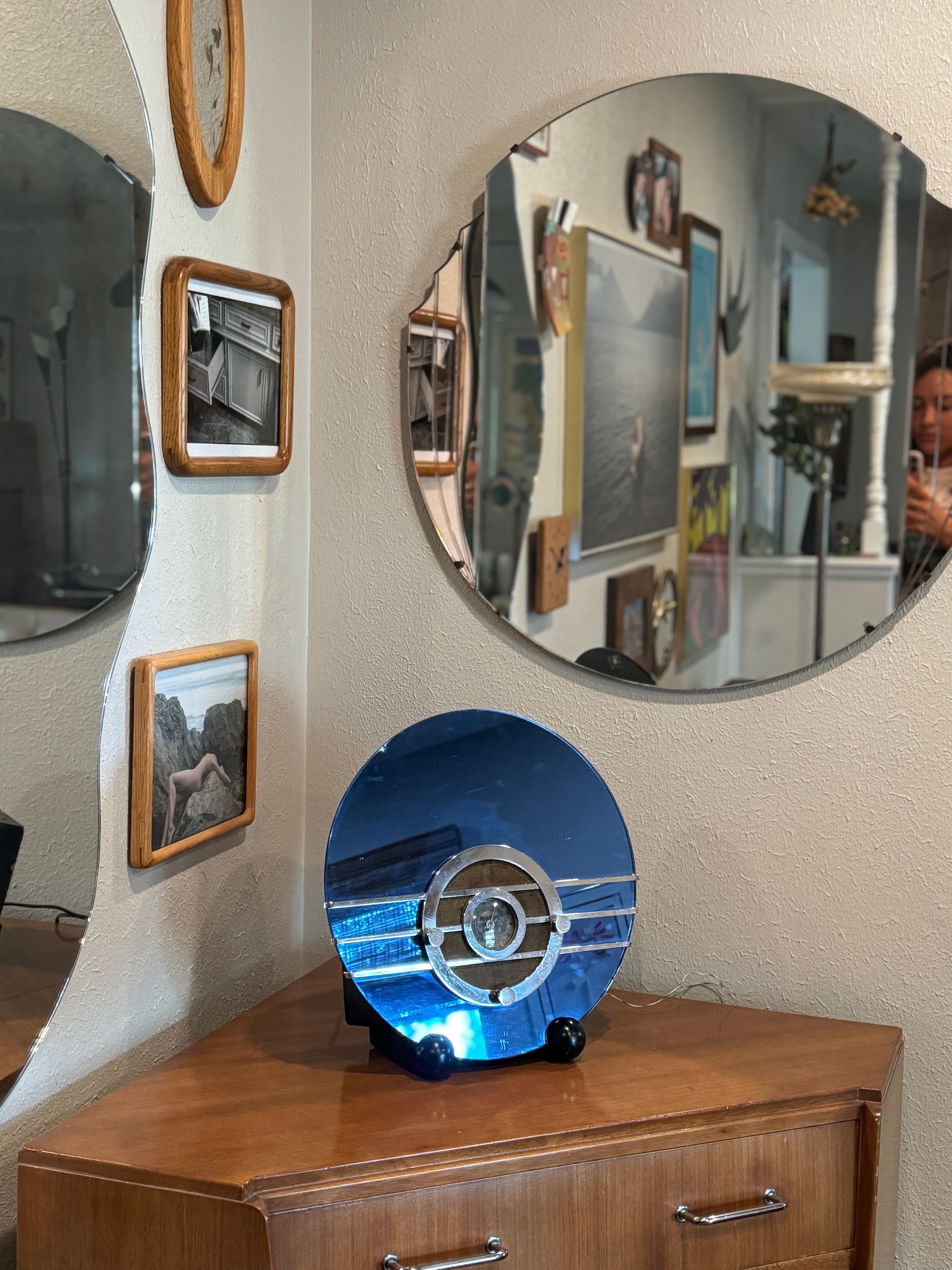 Magnifique radio d'origine Art Déco Sparton 'Bluebird' à miroir bleu cobalt modèle 566 conçue par Walter Dorwin Teague pour la Sparks-Worthington Company de Jackson, Michigan en 1936. La radio, connue sous le nom de 