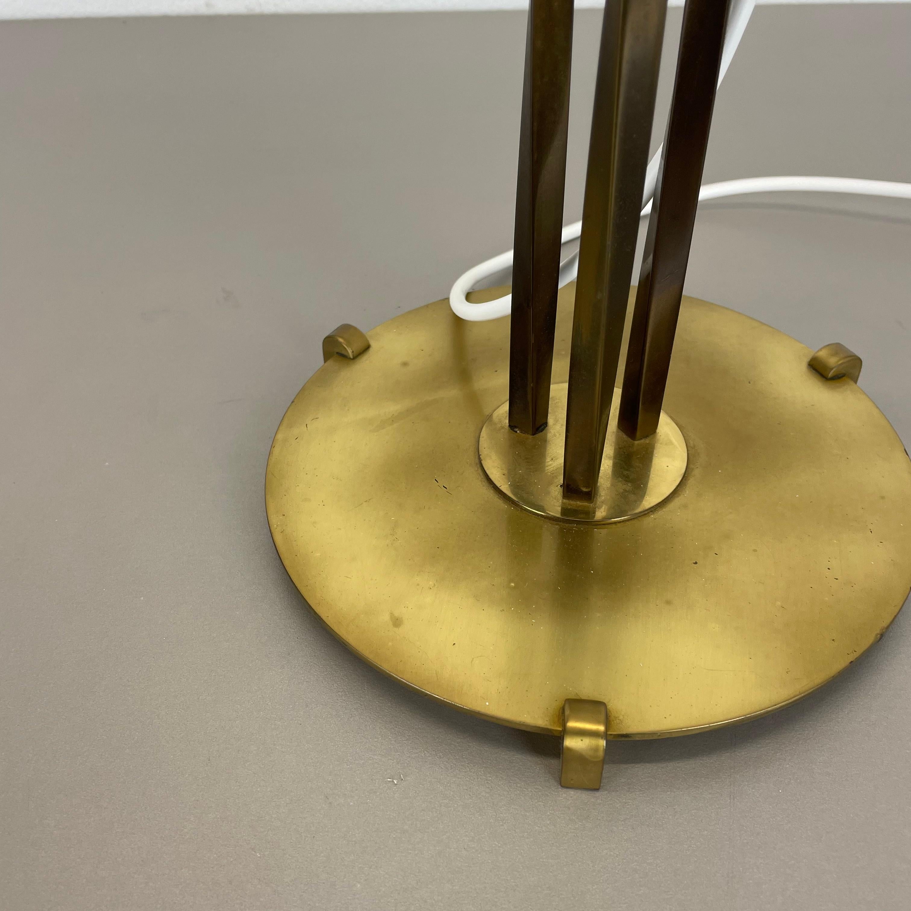 Preciosa lámpara de mesa trípode de latón BAUHAUS original de la época de Hollywood, Austria 1 Austríaco en venta