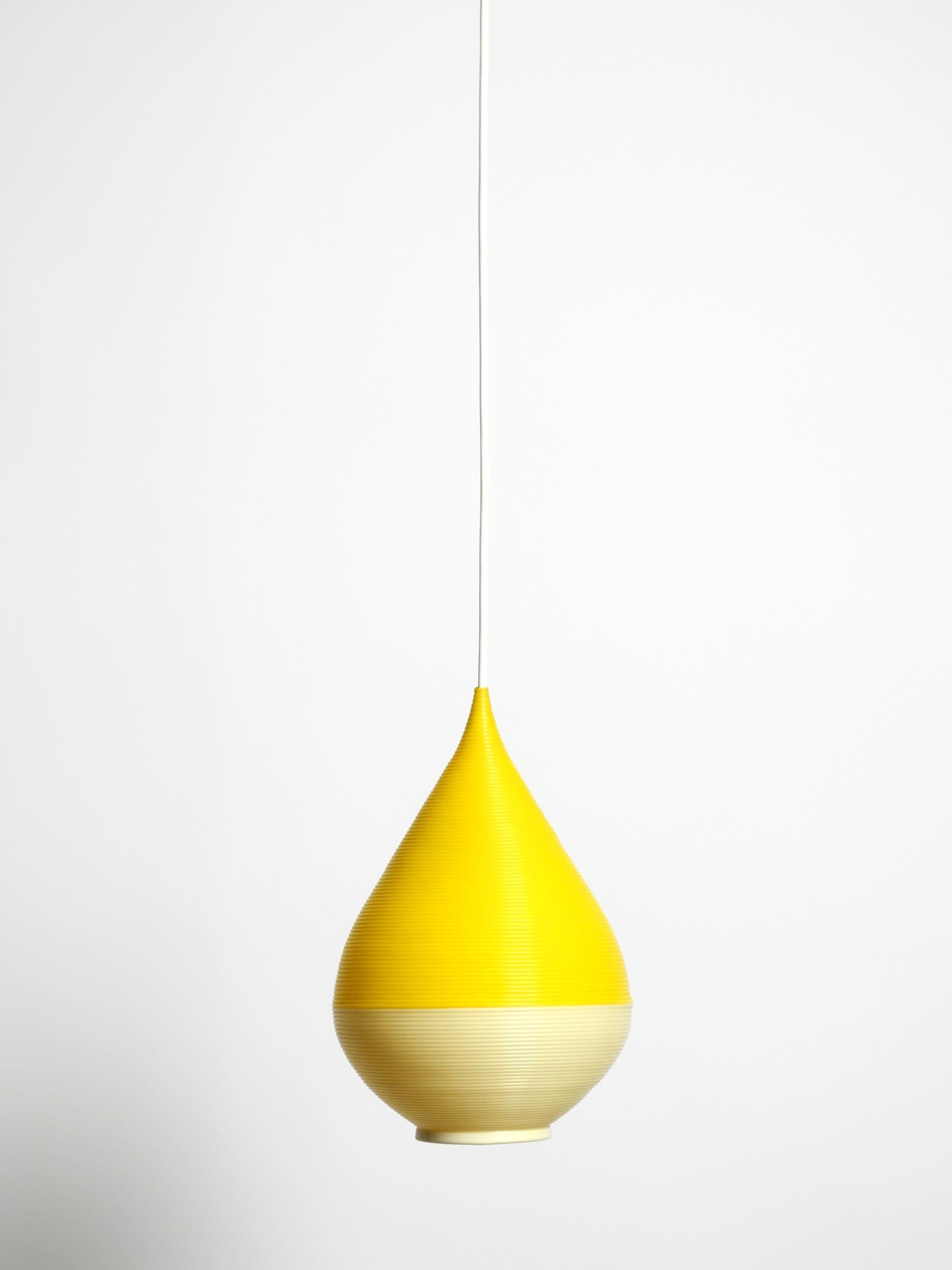 Beautiful original 1960s Heifetz Rotaflex pendant lamp in a drop shape in the colors beige and yellow.
Great glare-free light for all living spaces.
Very good original condition with no damage.
100% original condition and fully functional. Is sold