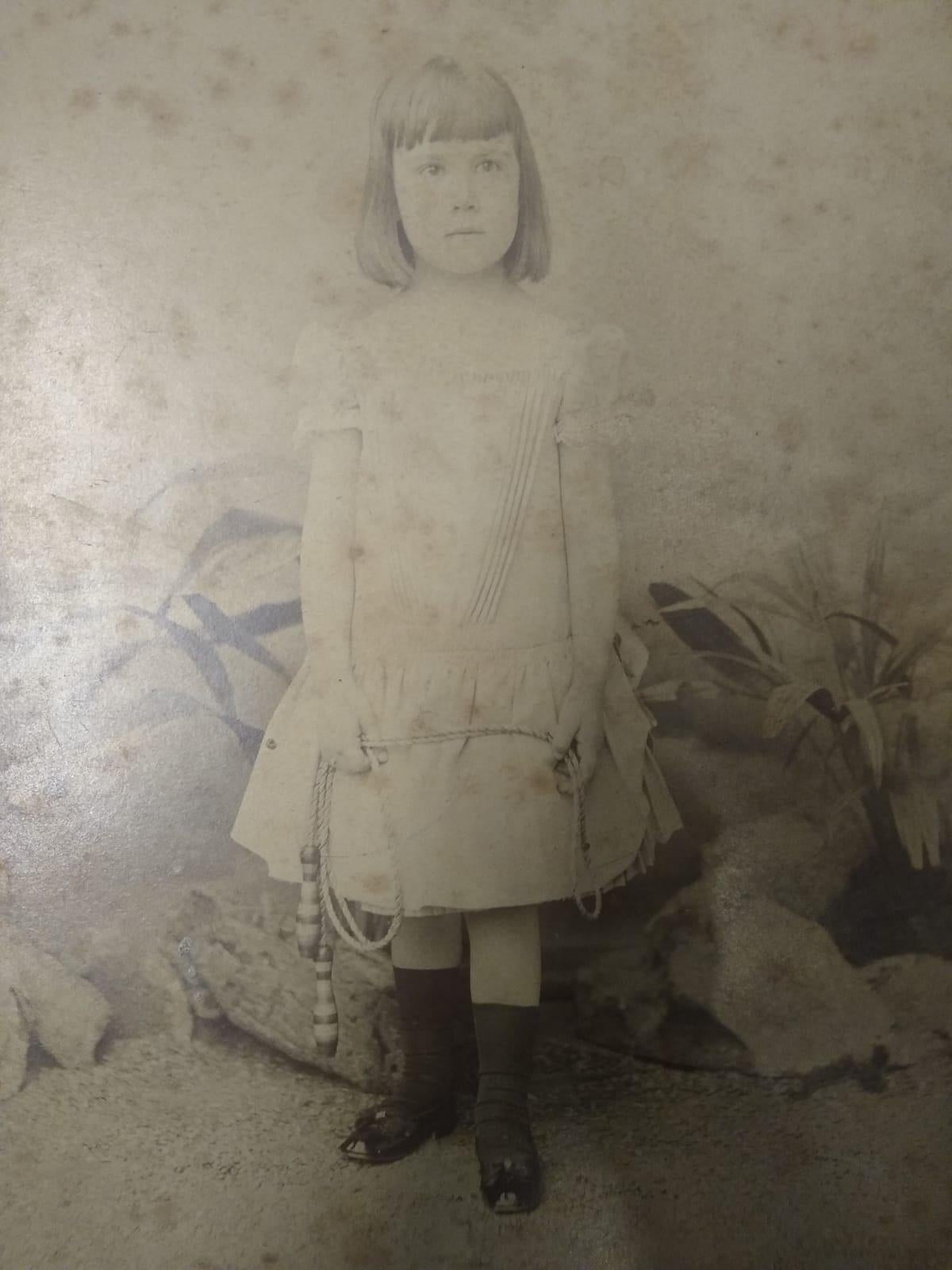 Foto originale di grande formato in studio di una ragazza che tiene in mano una corda per saltare, scattata tra il 1871 e il 1895 dal noto Félix Nadar, con i marchi 