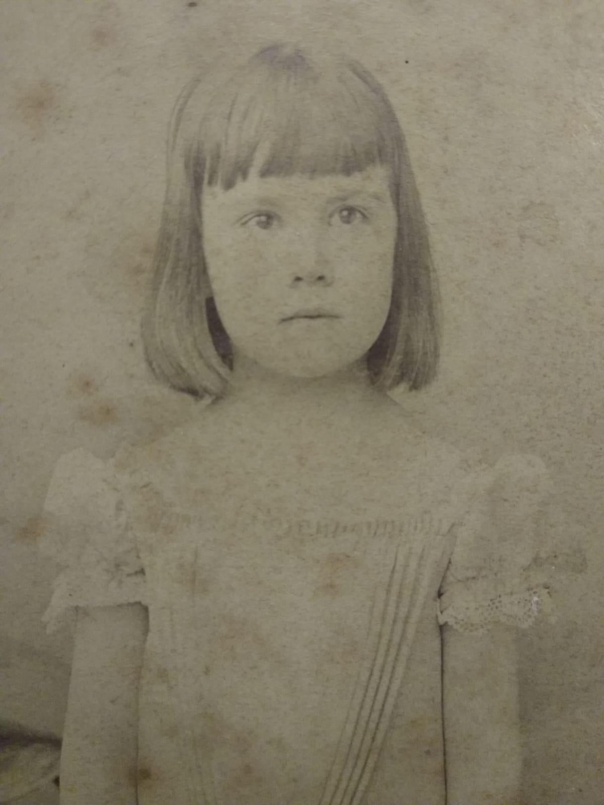 Tardo vittoriano Bellissima fotografia originale di grande formato di Ragazza in studio di Nadar del XIX secolo in vendita