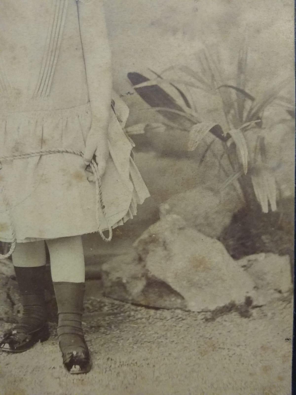 Carta Bellissima fotografia originale di grande formato di Ragazza in studio di Nadar del XIX secolo in vendita