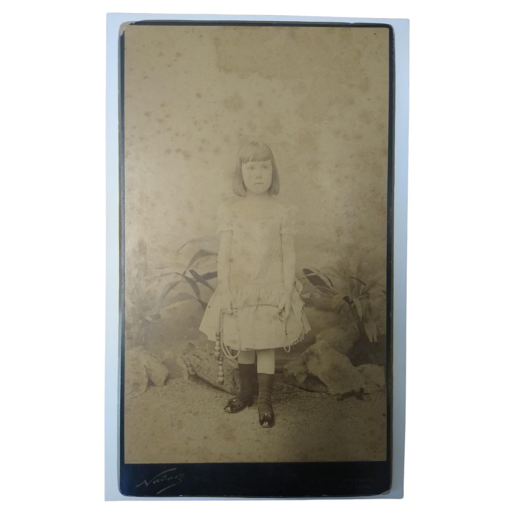 Bellissima fotografia originale di grande formato di Ragazza in studio di Nadar del XIX secolo in vendita