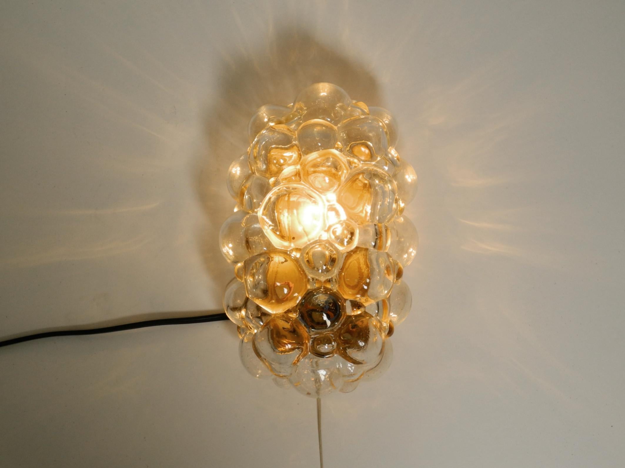Precioso aplique original de burbujas de cristal de mediados de siglo. Diseño de Helena Tynell en venta 3