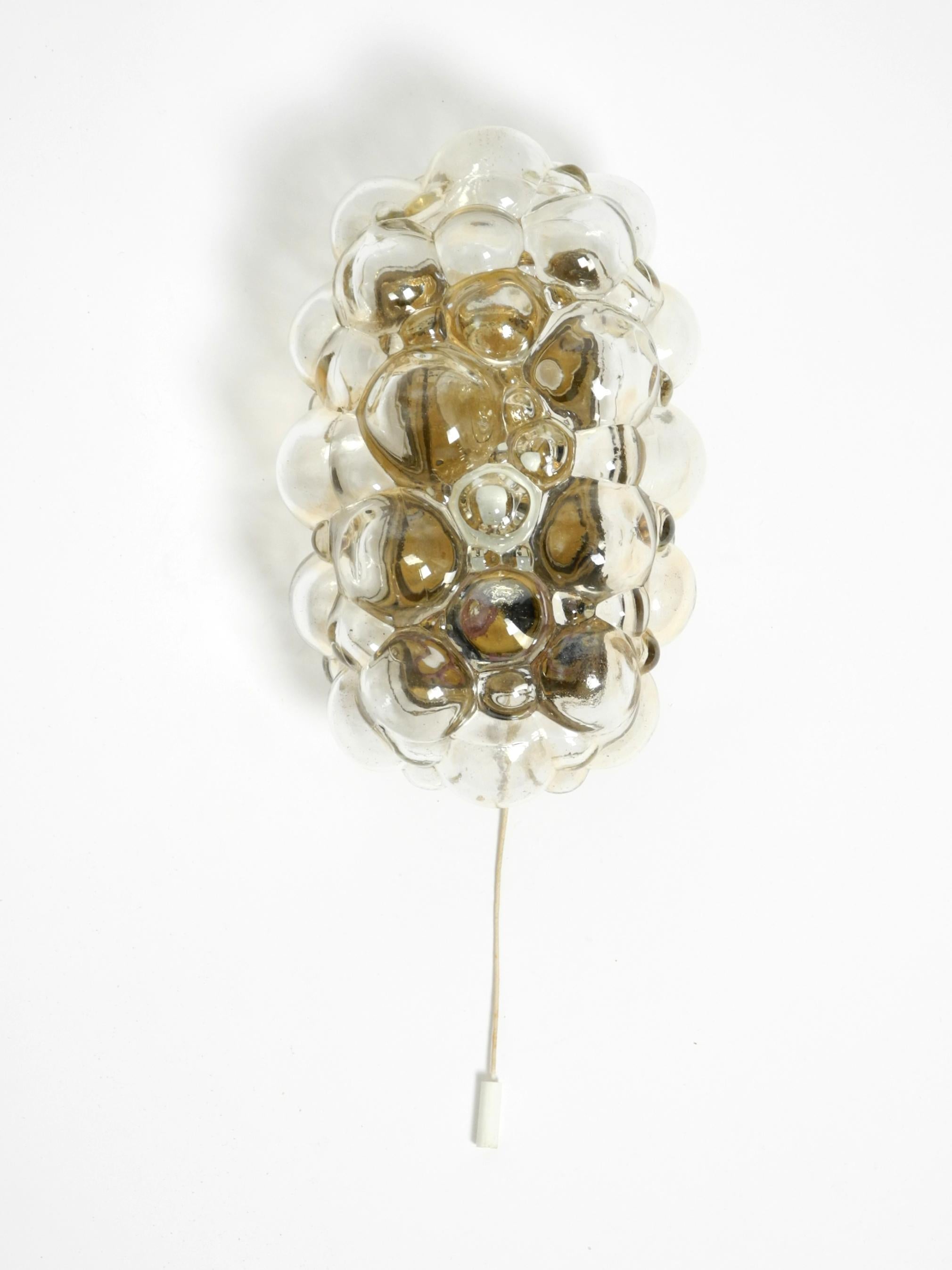 Precioso aplique original de burbuja de cristal moderno de mediados de siglo. Diseñado por Helena Tynell.
Un diseño estupendo, de alta calidad y con grandes detalles. Con interruptor de tracción original.
Buen estado vintage con signos normales de