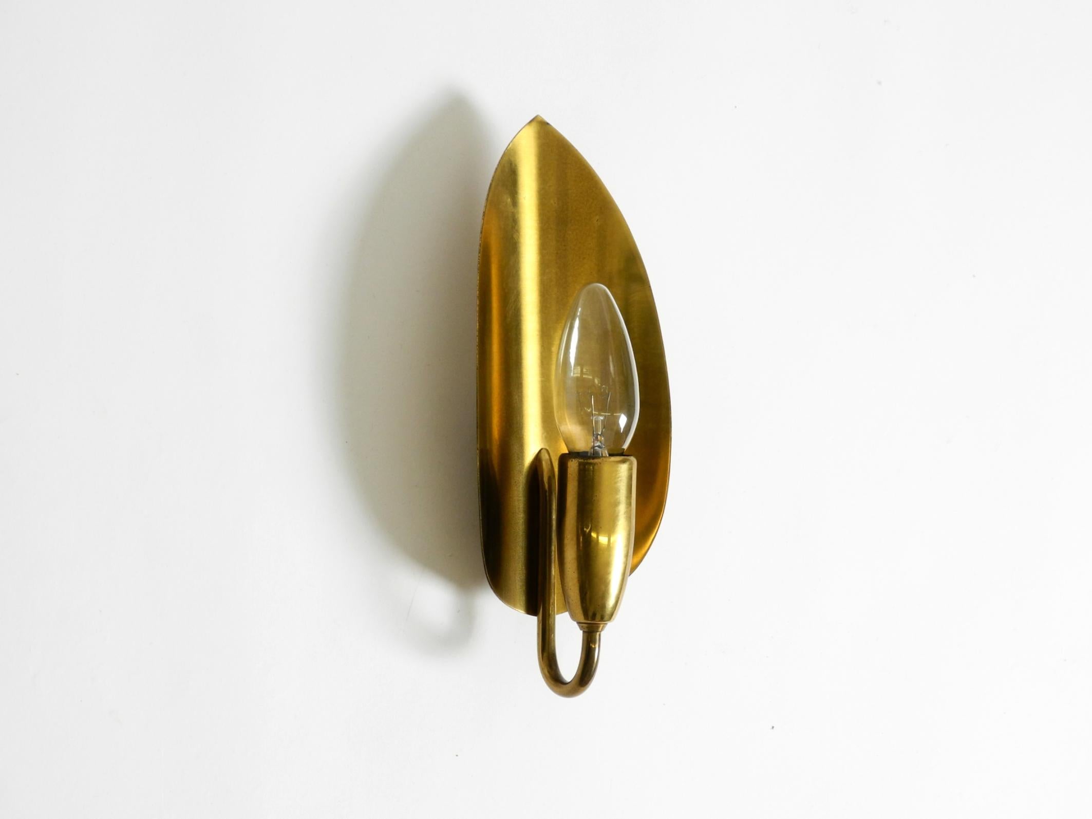 Beautiful original Mid-Century Modern brass wall lamp.
Typical design of the golden fifties.
The lamp is made entirely of brass.
Beautiful light through the brass shade.
No damage. Very well preserved.
No bumps or dents. Nothing bent.
The brass