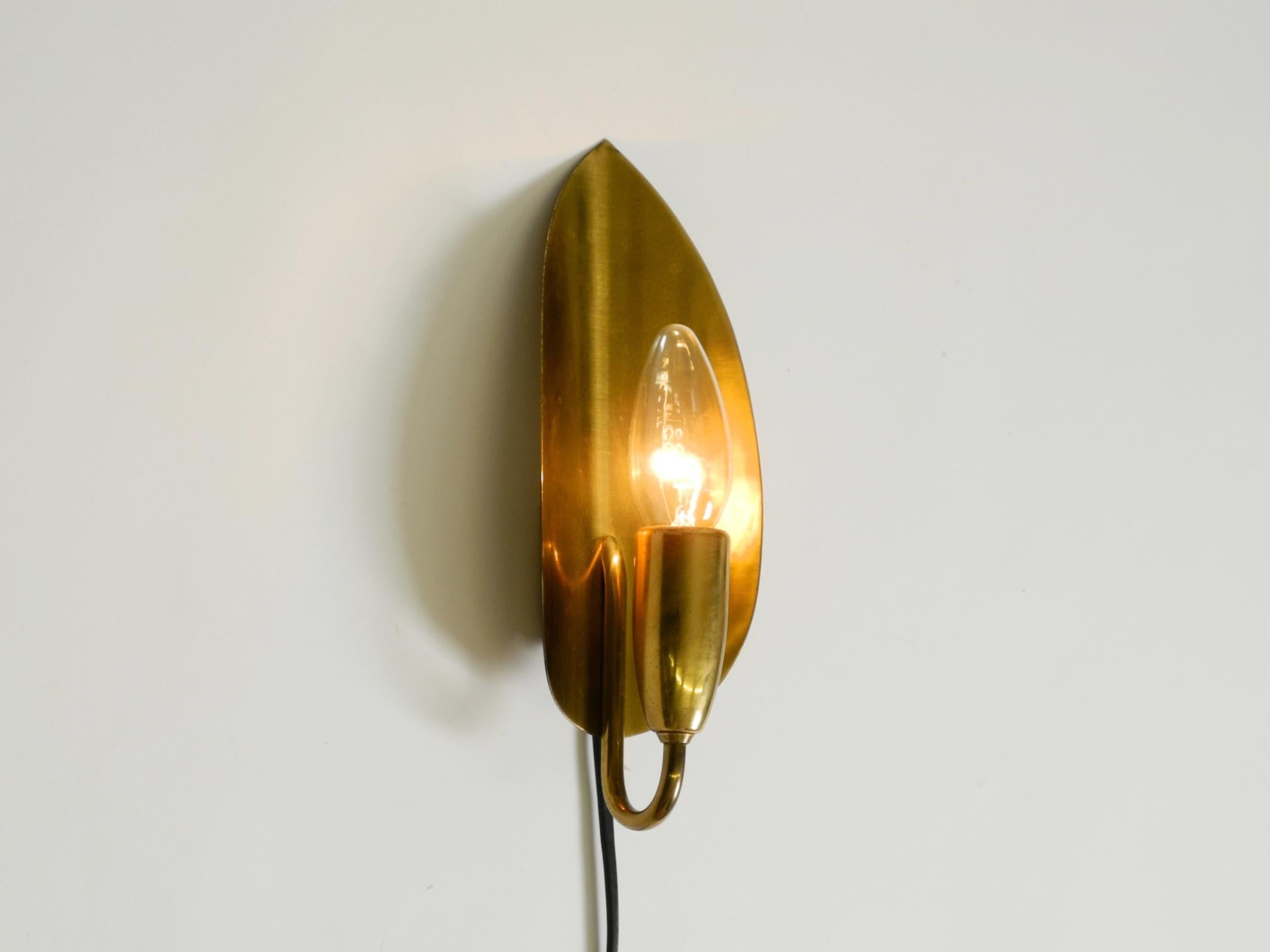 Beautiful original Mid Century Modern cone wall lamp made of brass In Good Condition For Sale In München, DE
