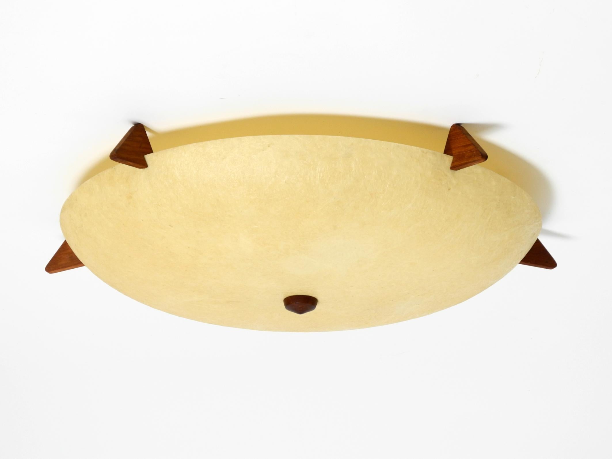 Mid-Century moderno Bellissima lampada da soffitto o da parete in fibra di vetro originale del Mid Century Modern in vendita