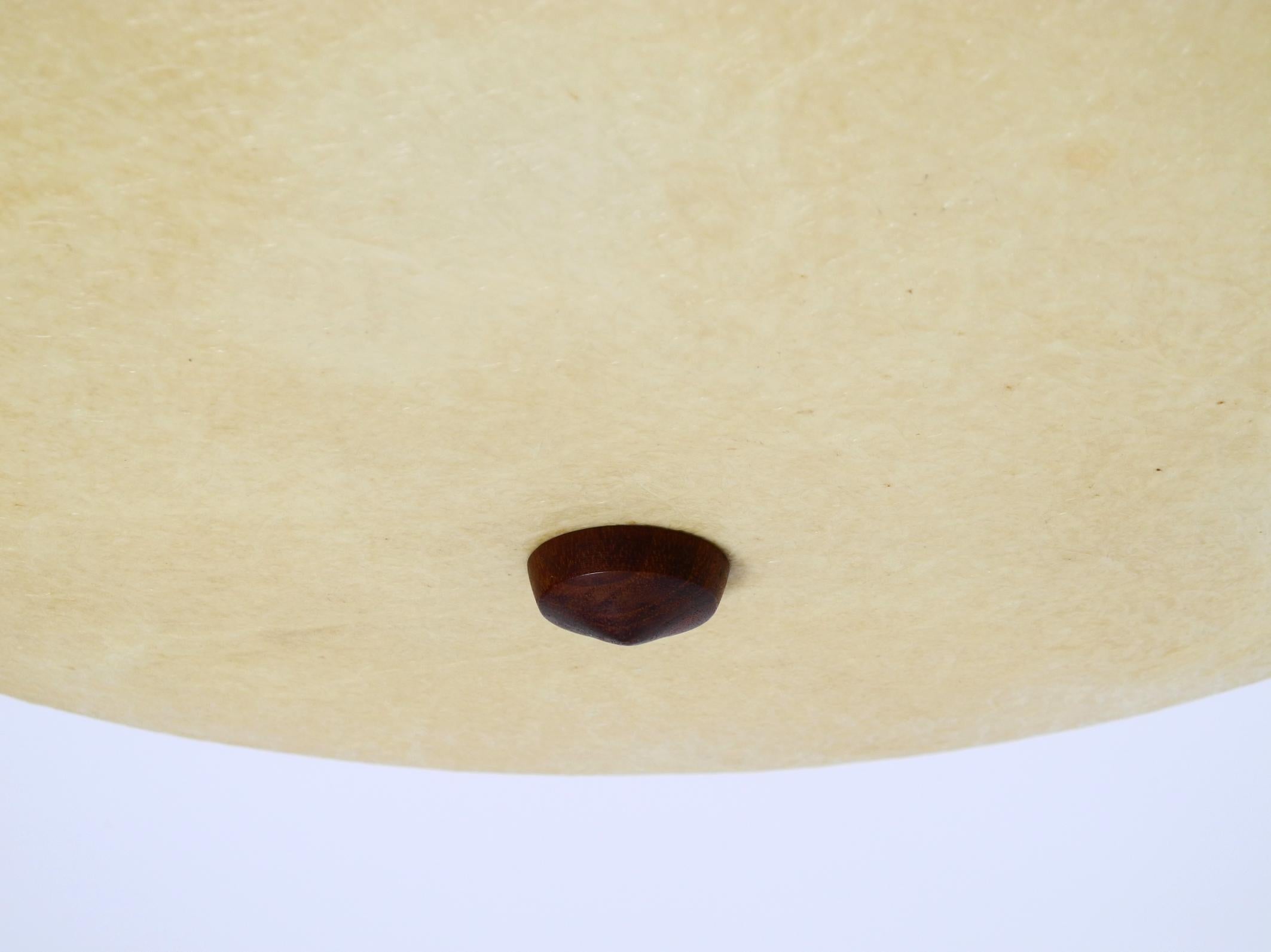 Ottone Bellissima lampada da soffitto o da parete in fibra di vetro originale del Mid Century Modern in vendita