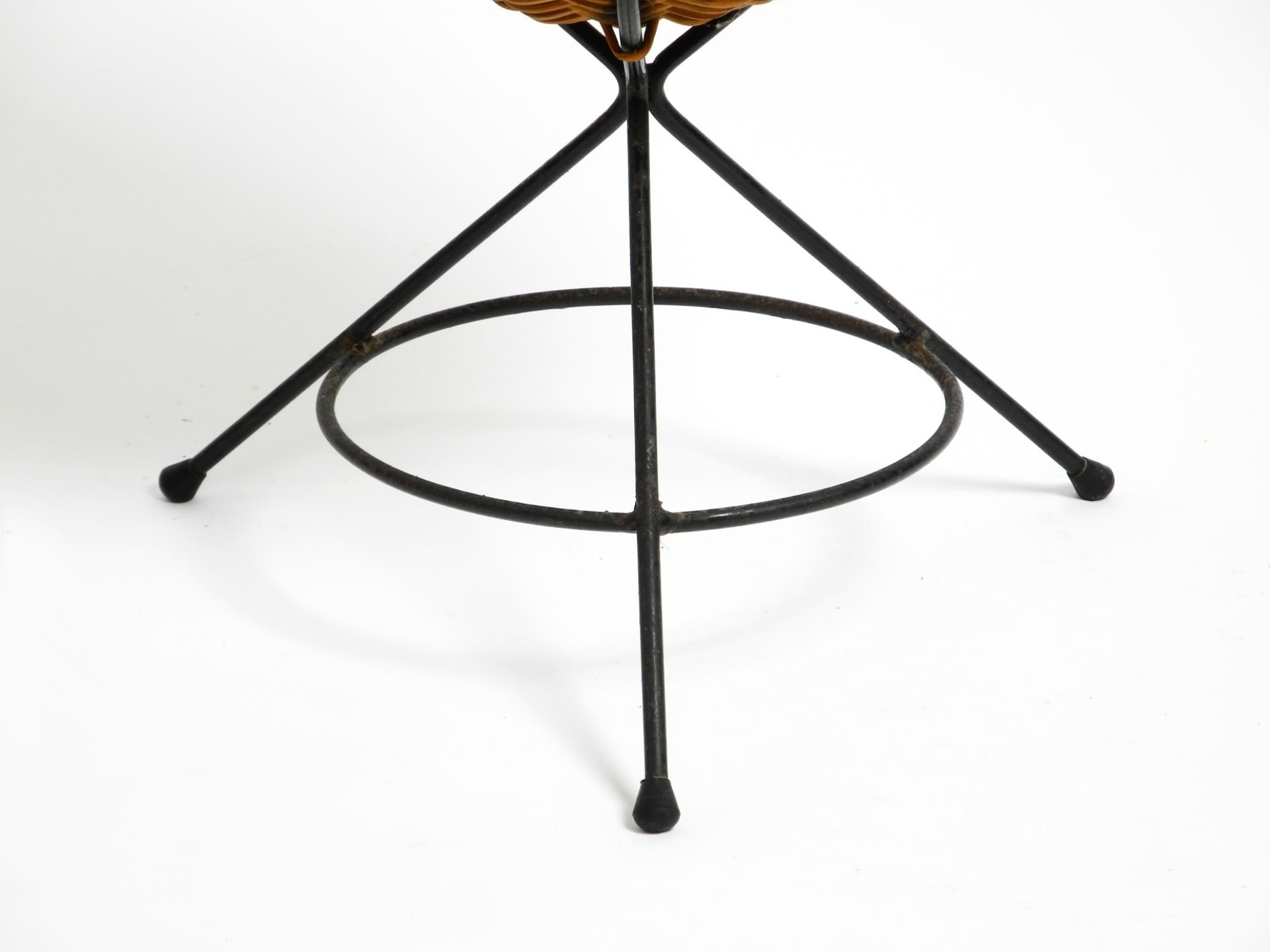 Schöner originaler Mid Century Rattan-Wäschekorb mit Metall-Dreibeinrahmen im Angebot 4
