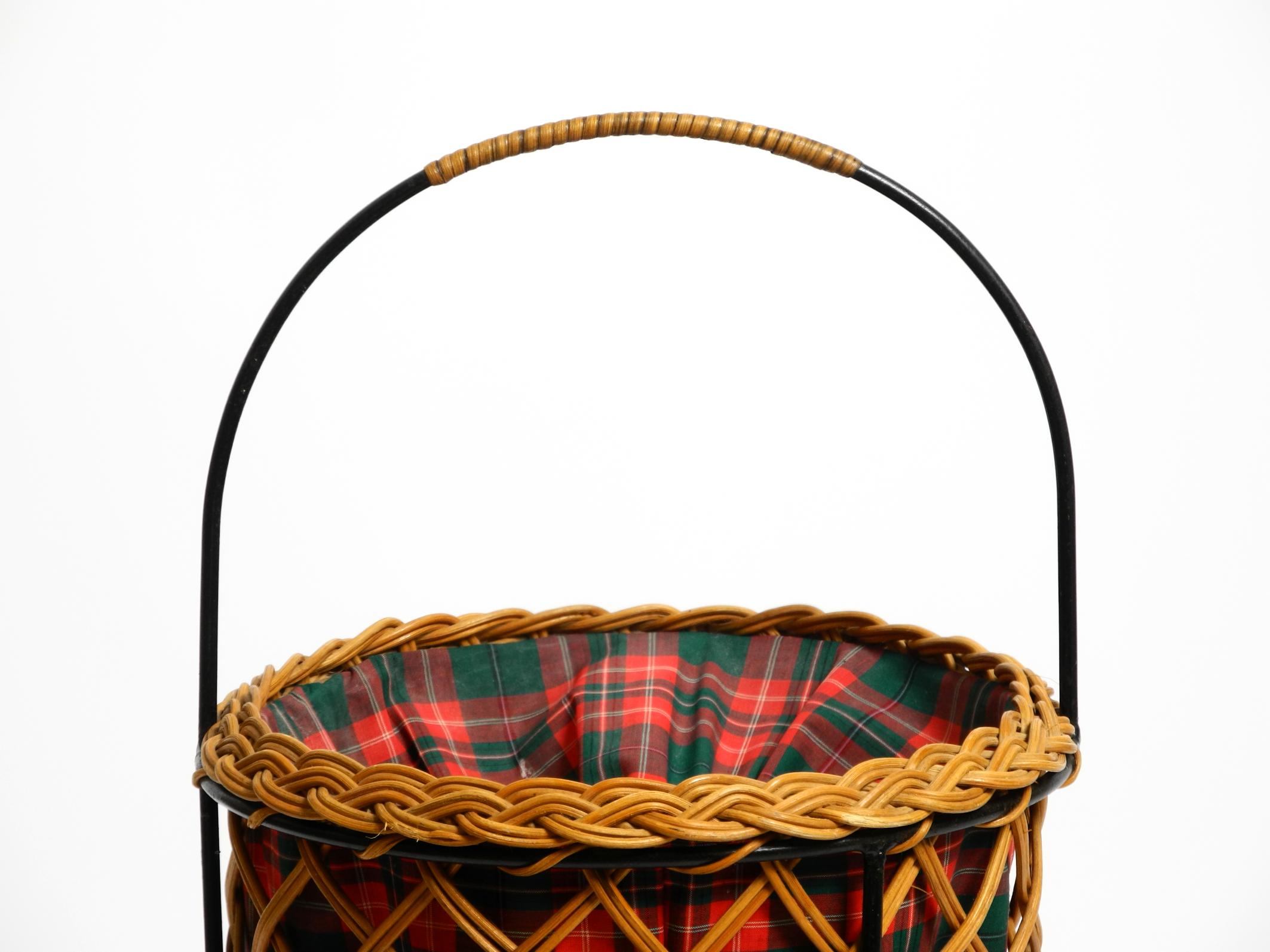 Schöner originaler Mid Century Rattan-Wäschekorb mit Metall-Dreibeinrahmen im Angebot 5