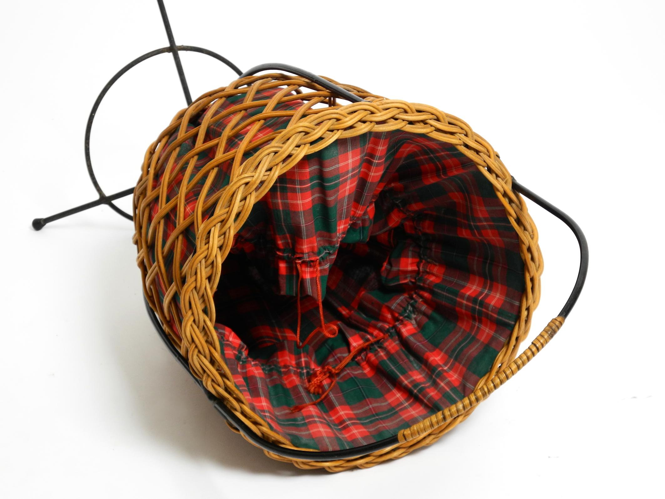 Schöner originaler Mid Century Rattan-Wäschekorb mit Metall-Dreibeinrahmen im Angebot 6