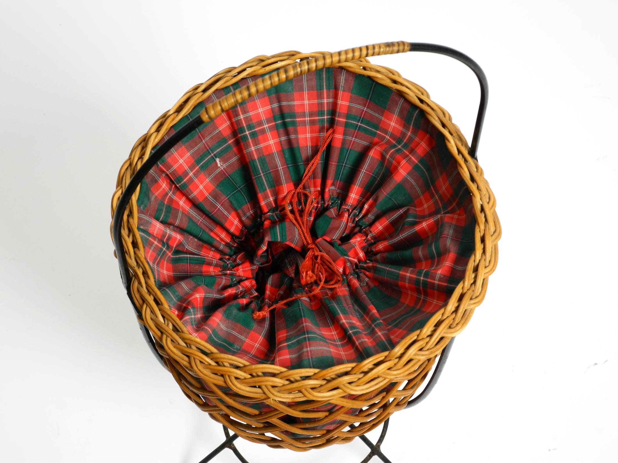 Schöner originaler Mid Century Rattan-Wäschekorb mit Metall-Dreibeinrahmen im Angebot 7