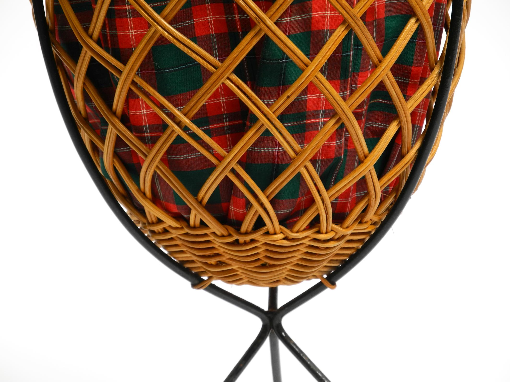 Schöner originaler Mid Century Rattan-Wäschekorb mit Metall-Dreibeinrahmen im Angebot 8