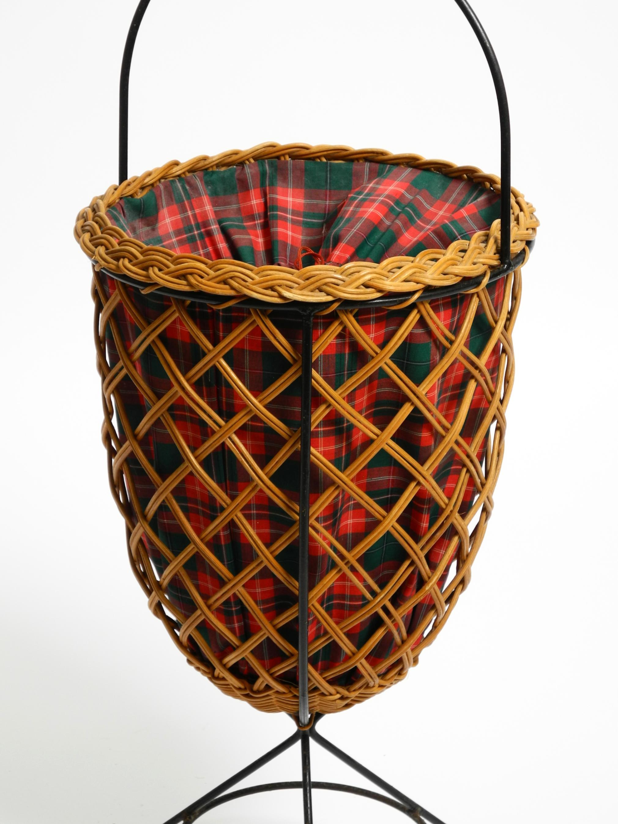Schöner originaler Mid Century Rattan-Wäschekorb mit Metall-Dreibeinrahmen im Angebot 9