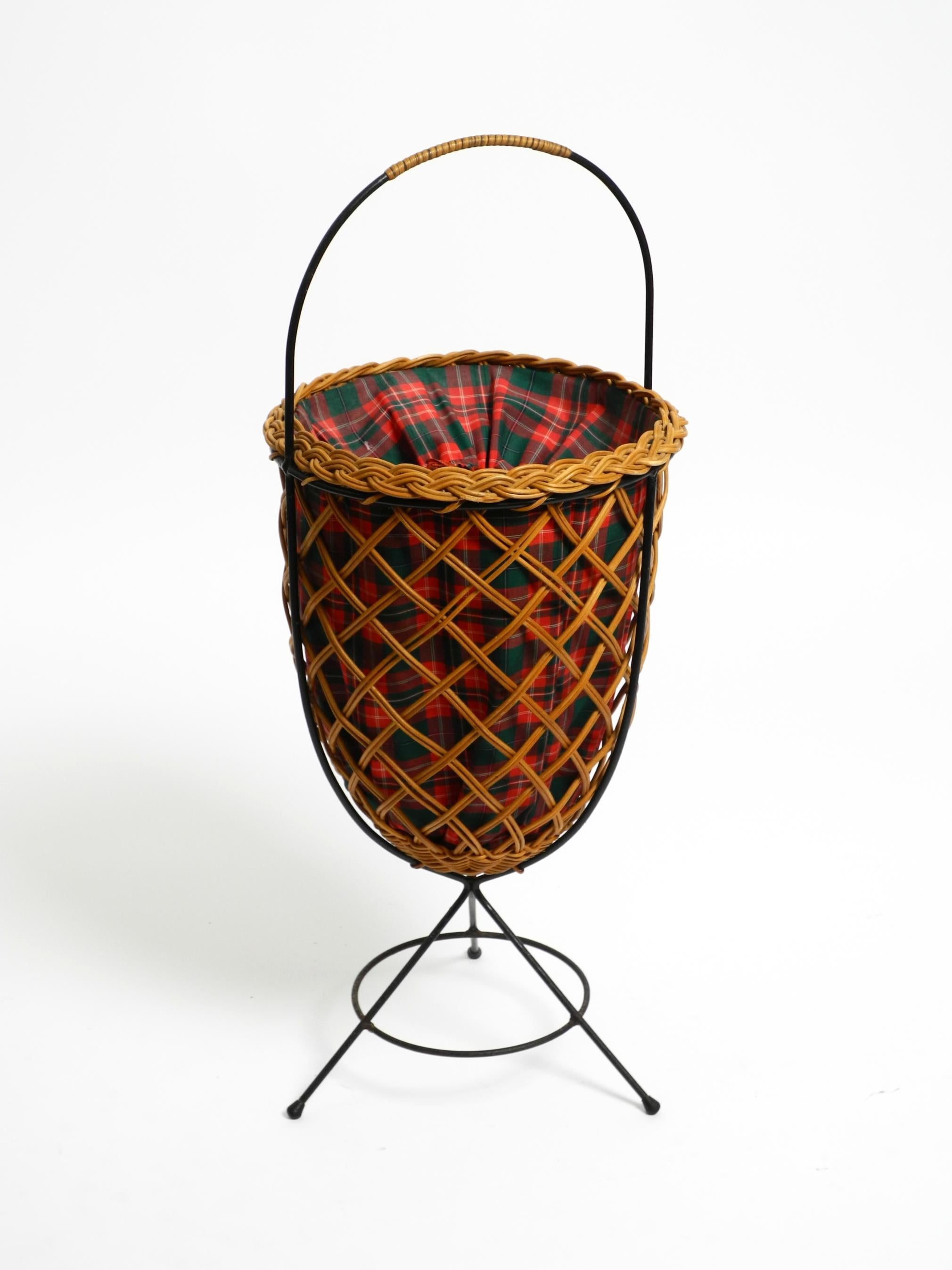 Schöner originaler Mid Century Rattan-Wäschekorb mit Metall-Dreibeinrahmen im Angebot 10