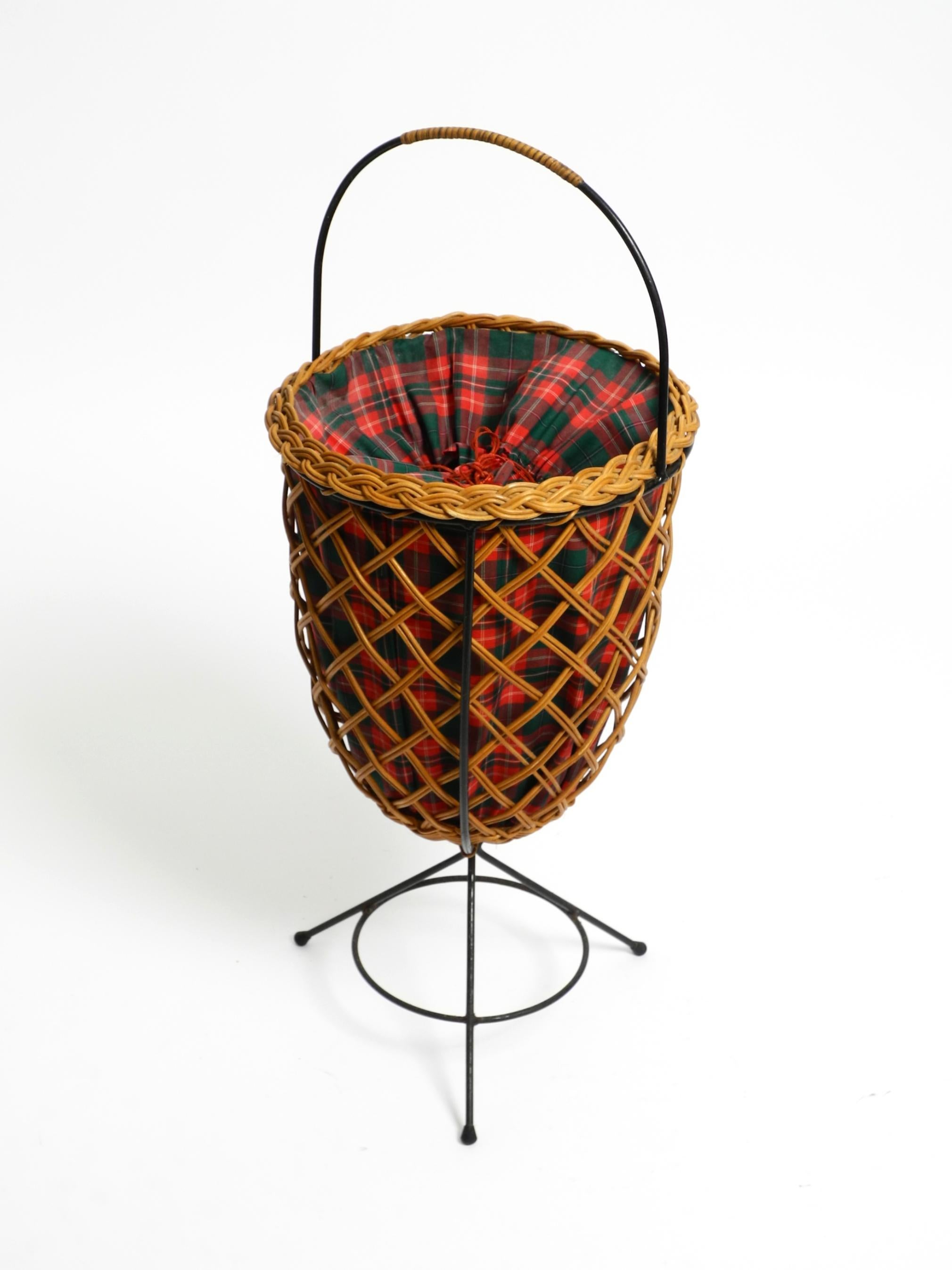 Schöner originaler Mid Century Rattan-Wäschekorb mit Metall-Dreibeinrahmen im Angebot 11