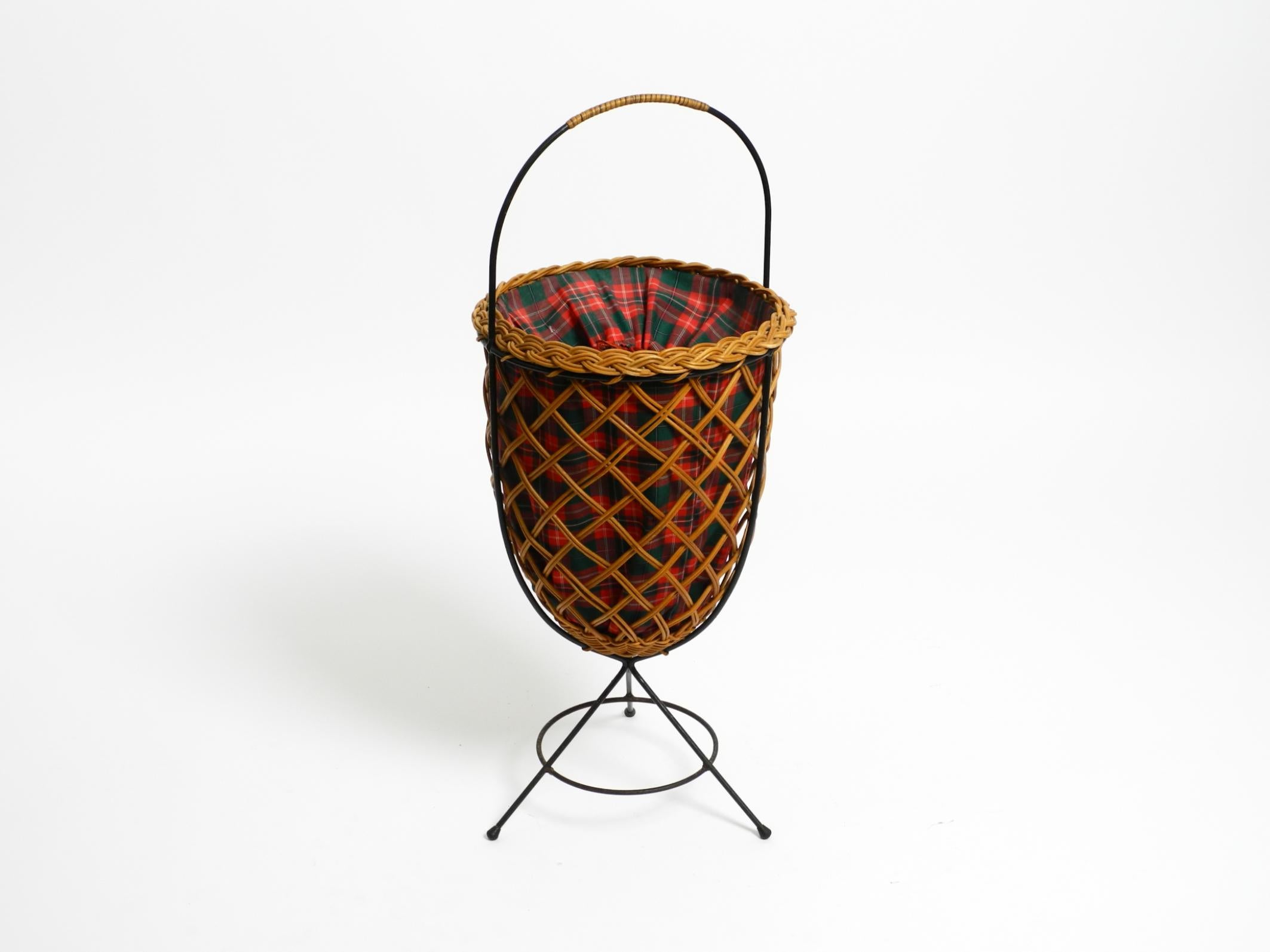 Schöner originaler Mid Century Rattan-Wäschekorb mit Metall-Dreibeinrahmen im Angebot 12