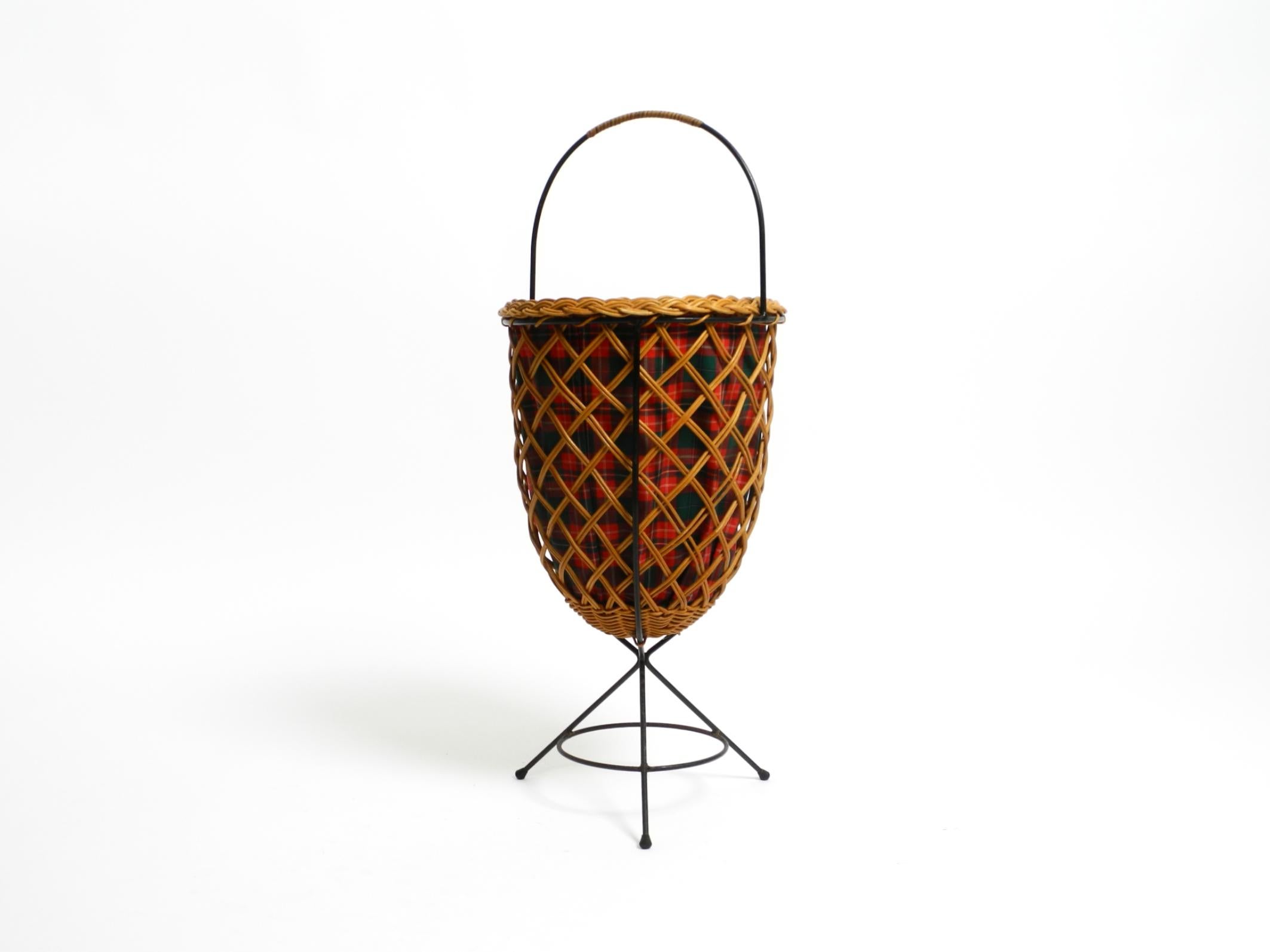 Schöner originaler Mid-Century Modern Wäschekorb aus Rattan mit einem Metallständer. Kann auch für viele andere Zwecke verwendet werden. Ein tolles, typisches Design aus dieser Zeit.
Das Original-Stativ ist aus schwarz lackiertem Metall. Keine