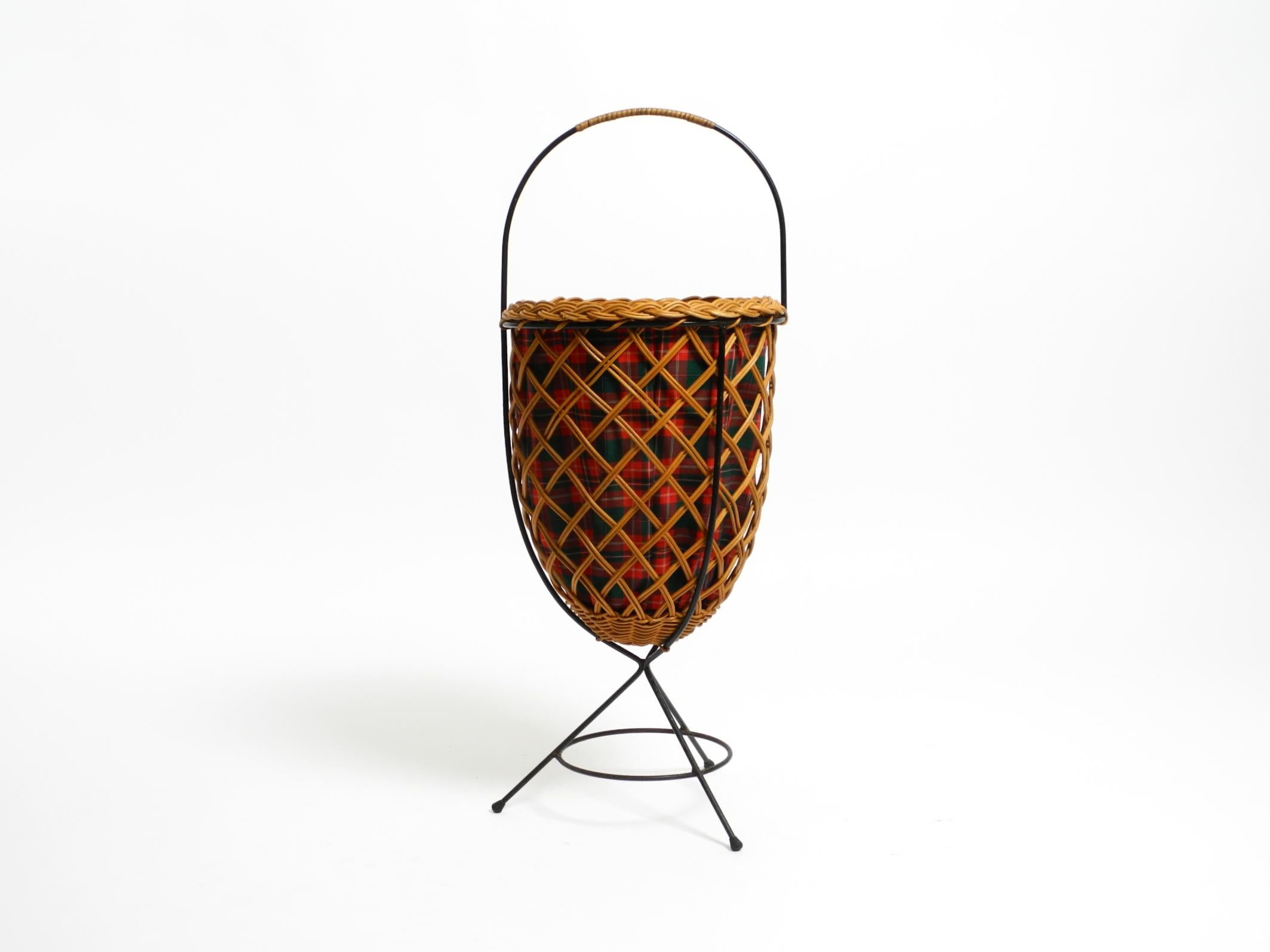 Schöner originaler Mid Century Rattan-Wäschekorb mit Metall-Dreibeinrahmen (Moderne der Mitte des Jahrhunderts) im Angebot