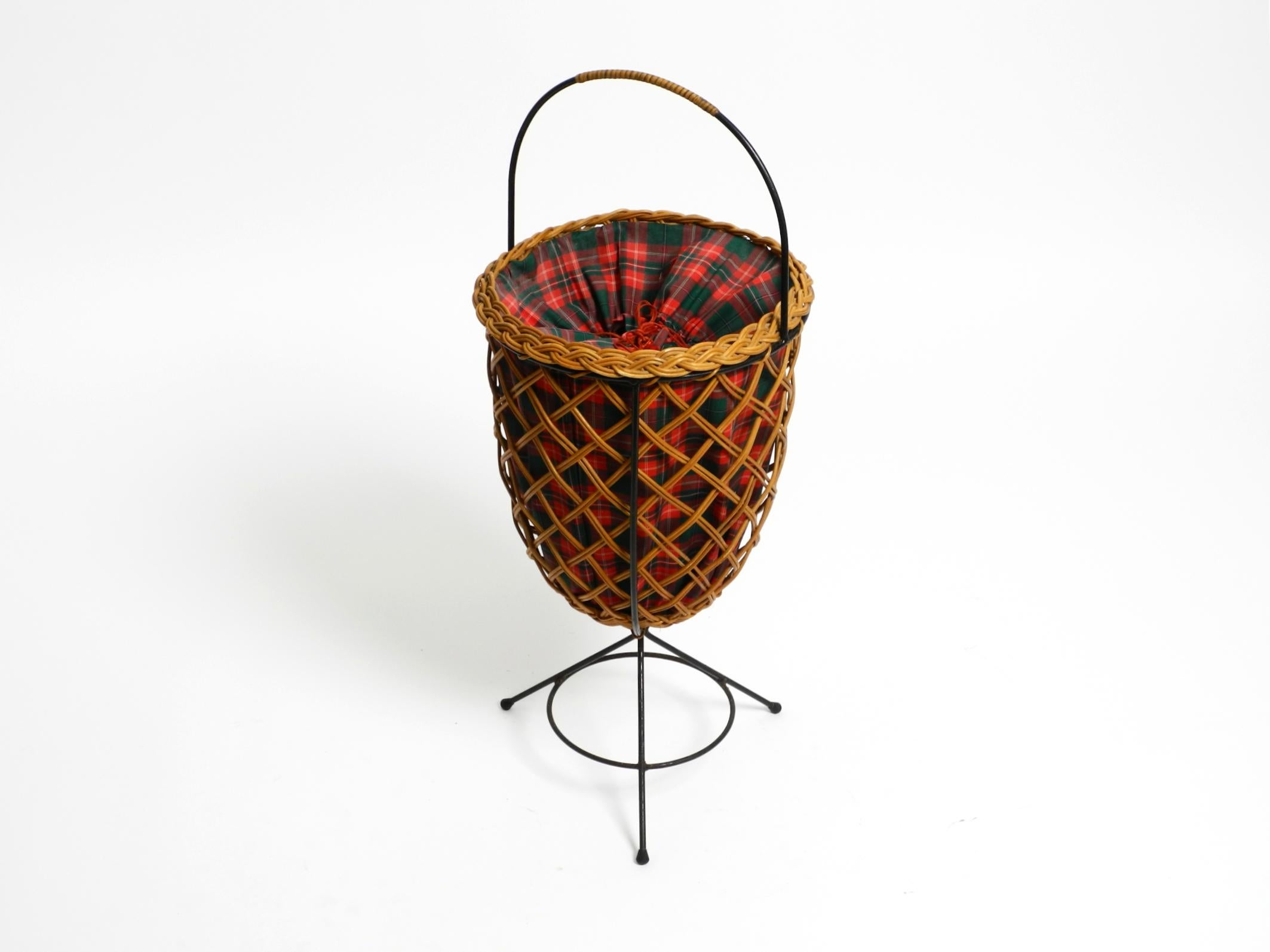 Schöner originaler Mid Century Rattan-Wäschekorb mit Metall-Dreibeinrahmen (Deutsch) im Angebot