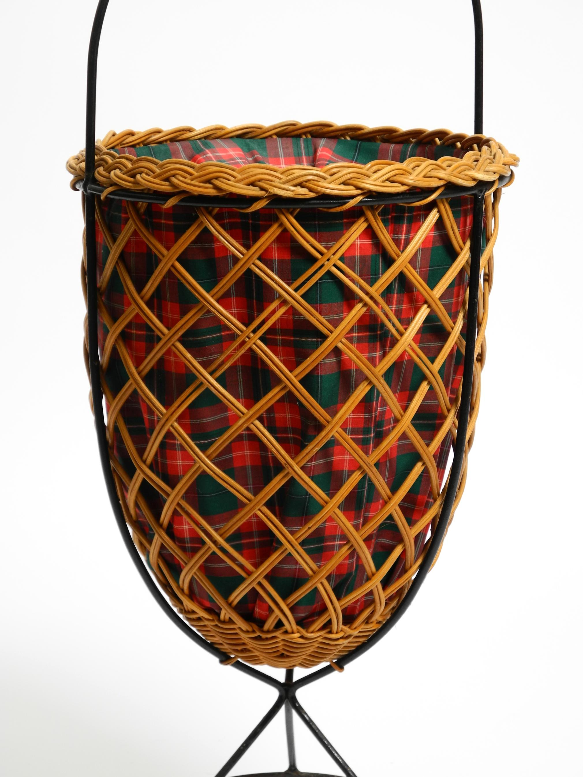 Schöner originaler Mid Century Rattan-Wäschekorb mit Metall-Dreibeinrahmen im Zustand „Gut“ im Angebot in München, DE