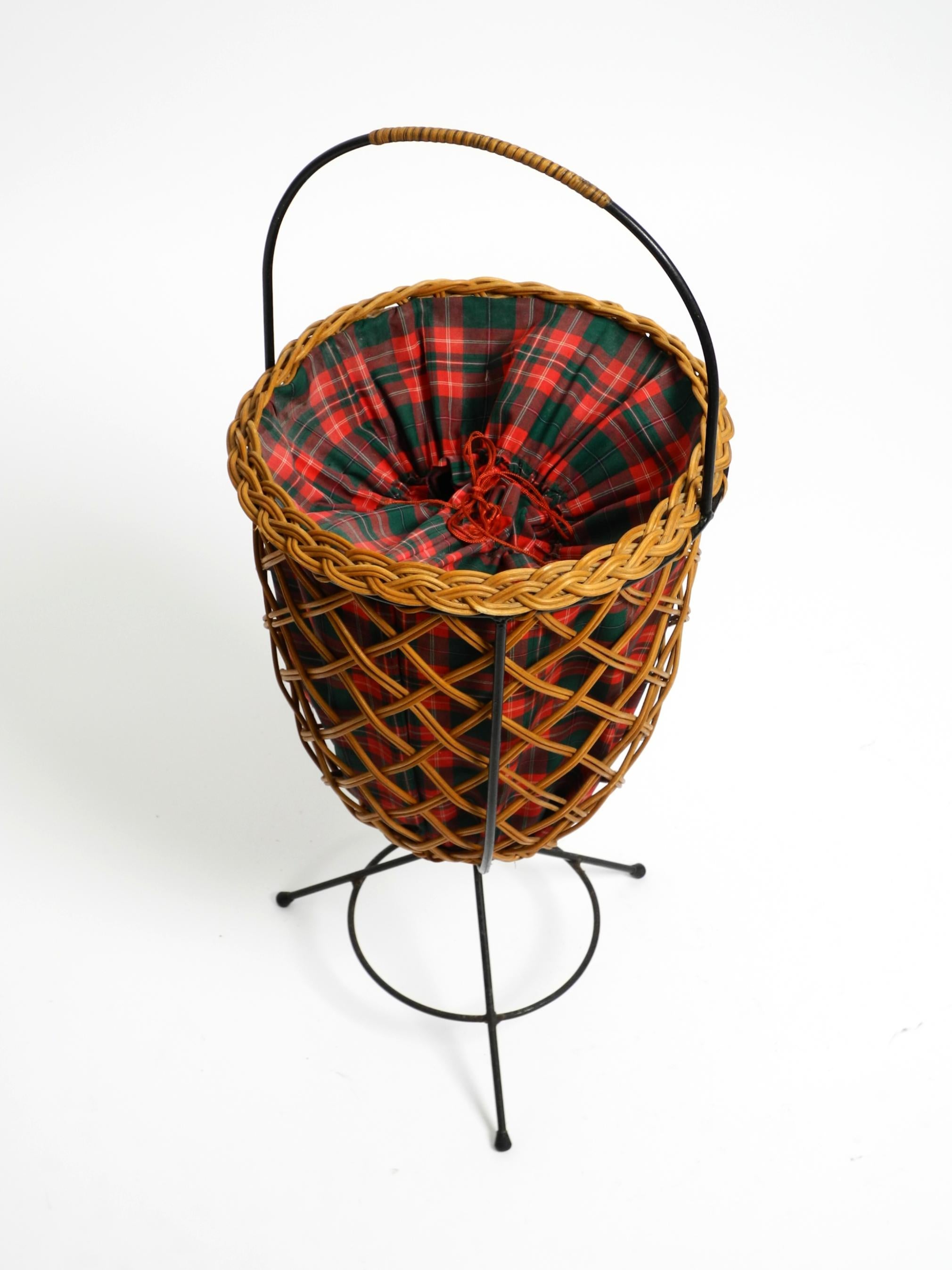 Schöner originaler Mid Century Rattan-Wäschekorb mit Metall-Dreibeinrahmen (Mitte des 20. Jahrhunderts) im Angebot