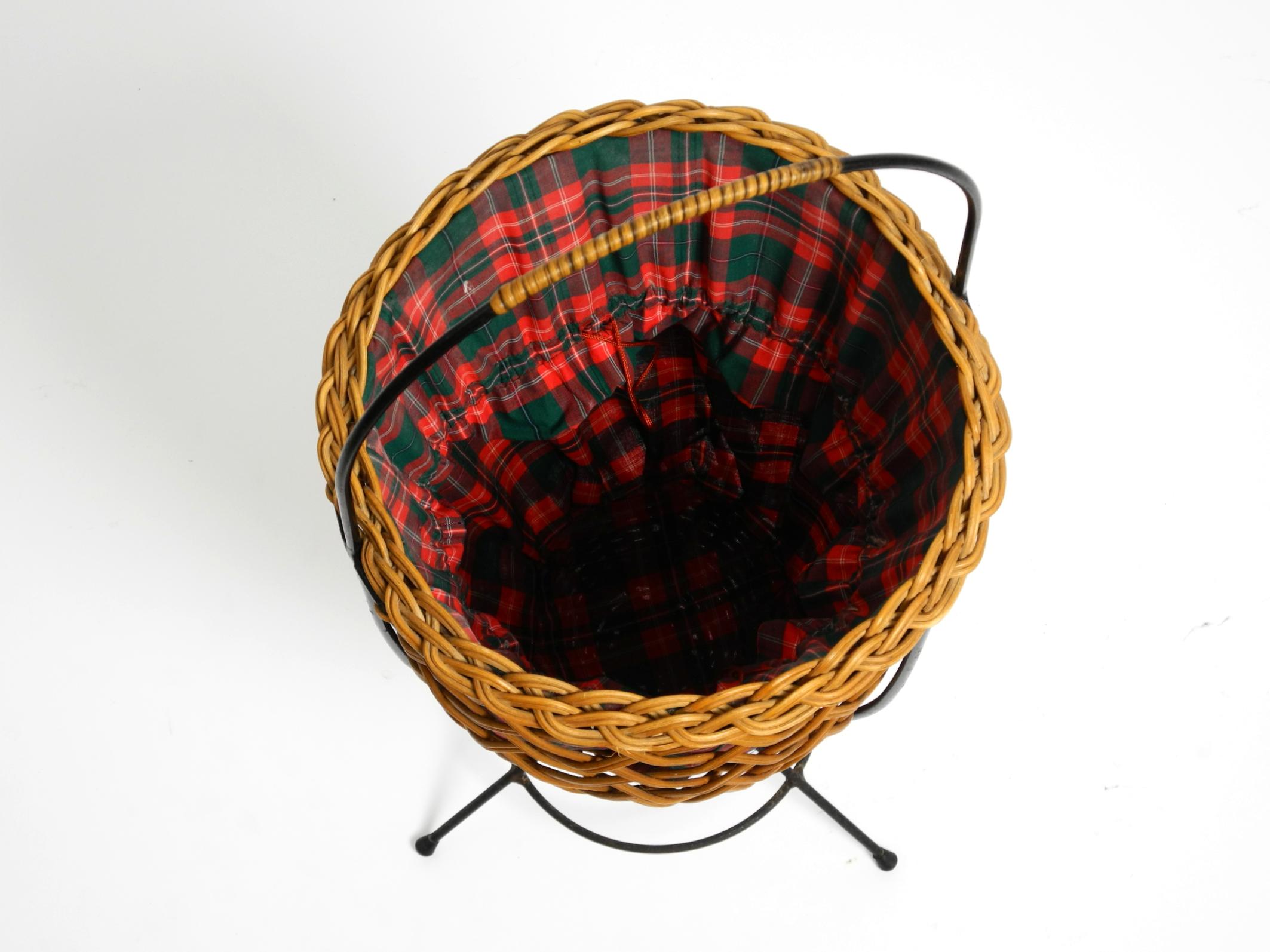 Schöner originaler Mid Century Rattan-Wäschekorb mit Metall-Dreibeinrahmen im Angebot 1