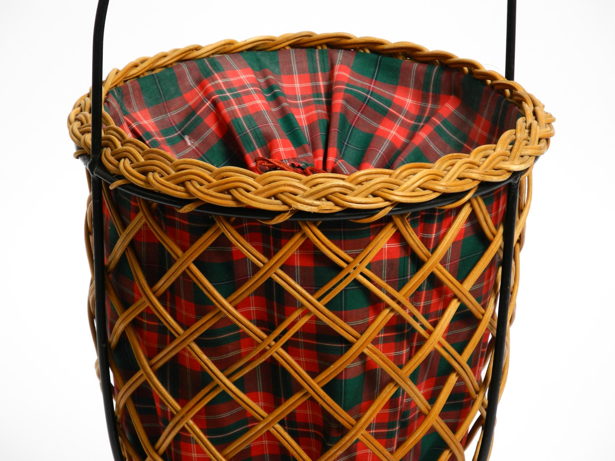 Schöner originaler Mid Century Rattan-Wäschekorb mit Metall-Dreibeinrahmen im Angebot 2