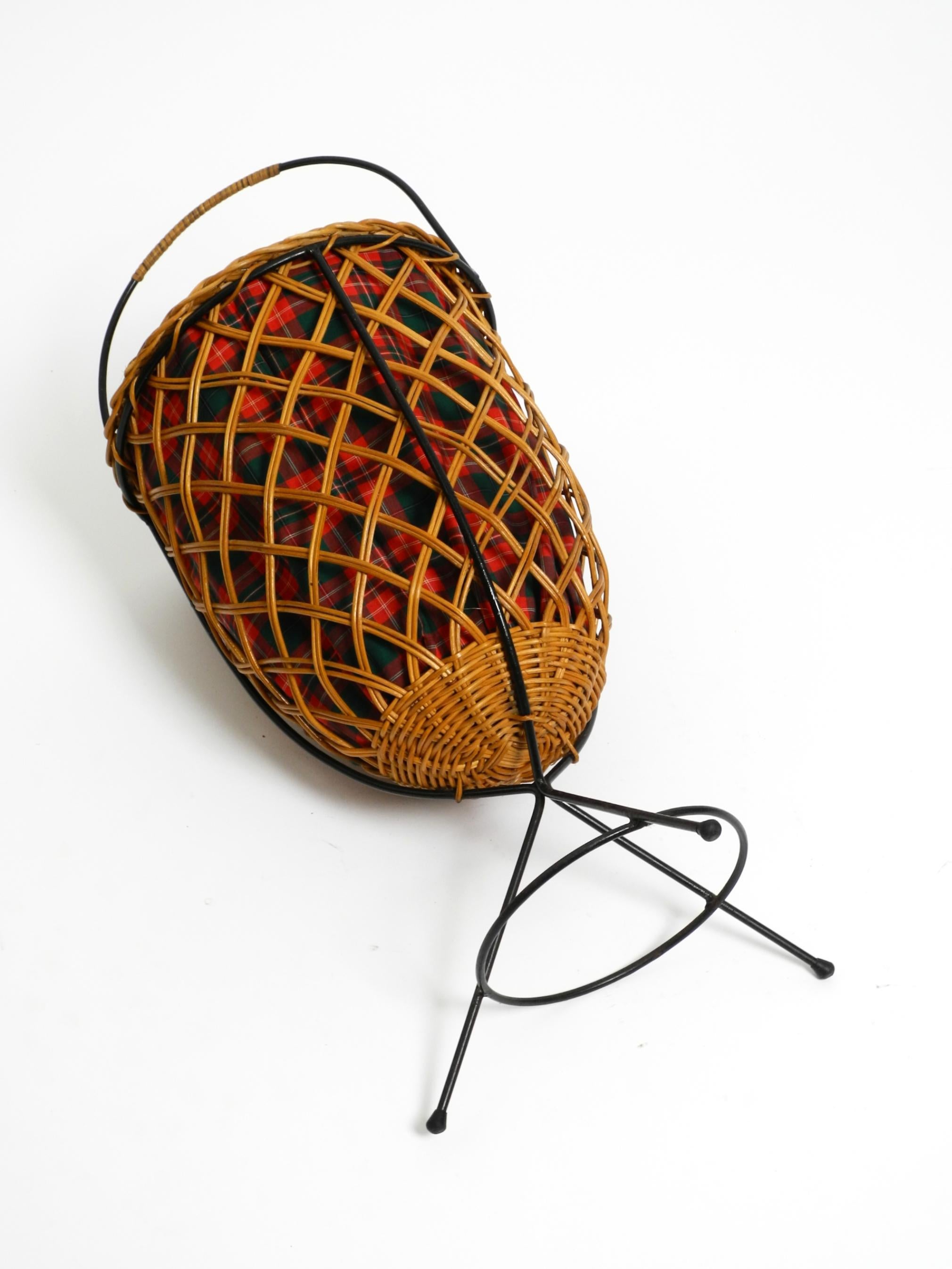 Schöner originaler Mid Century Rattan-Wäschekorb mit Metall-Dreibeinrahmen im Angebot 3