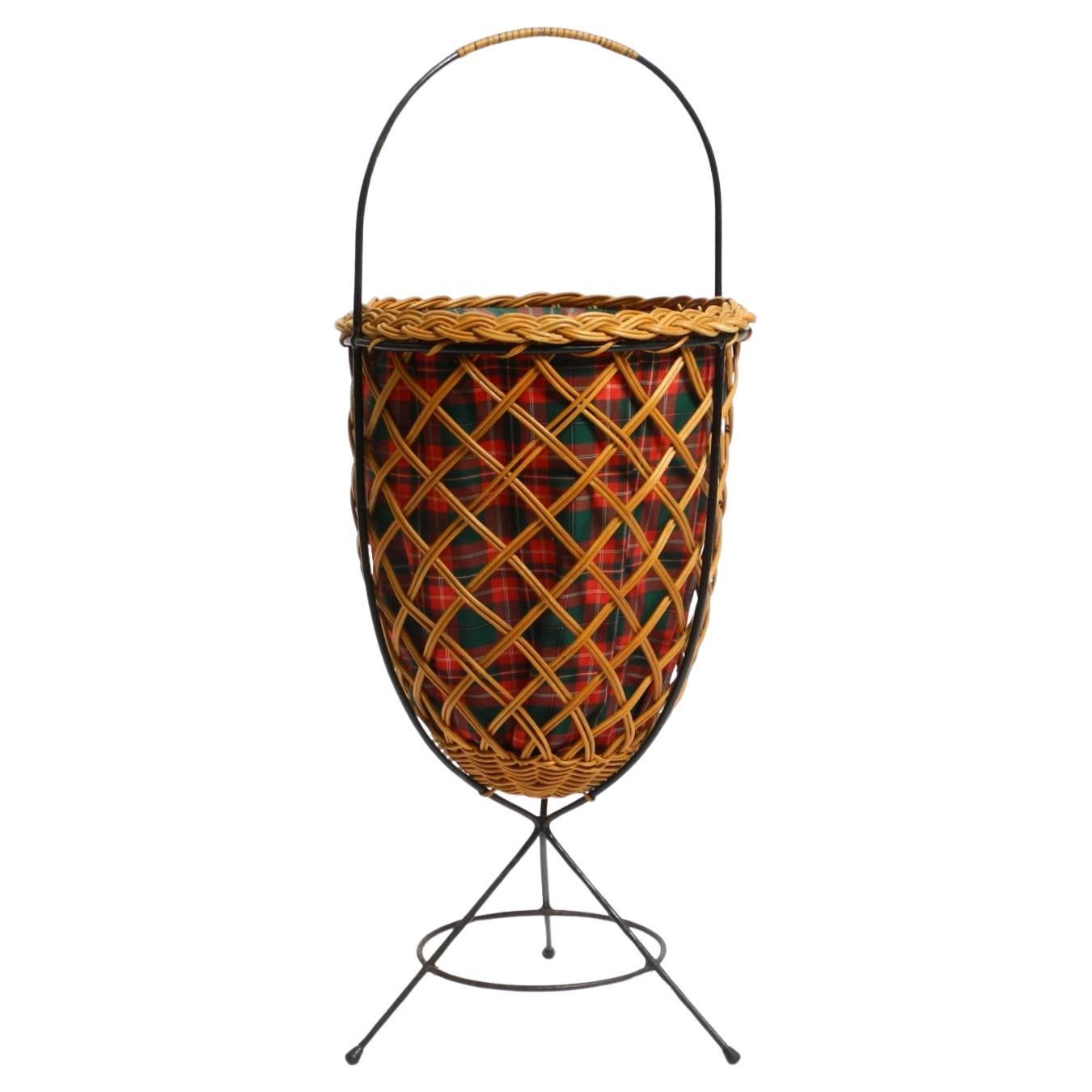 Schöner originaler Mid Century Rattan-Wäschekorb mit Metall-Dreibeinrahmen im Angebot