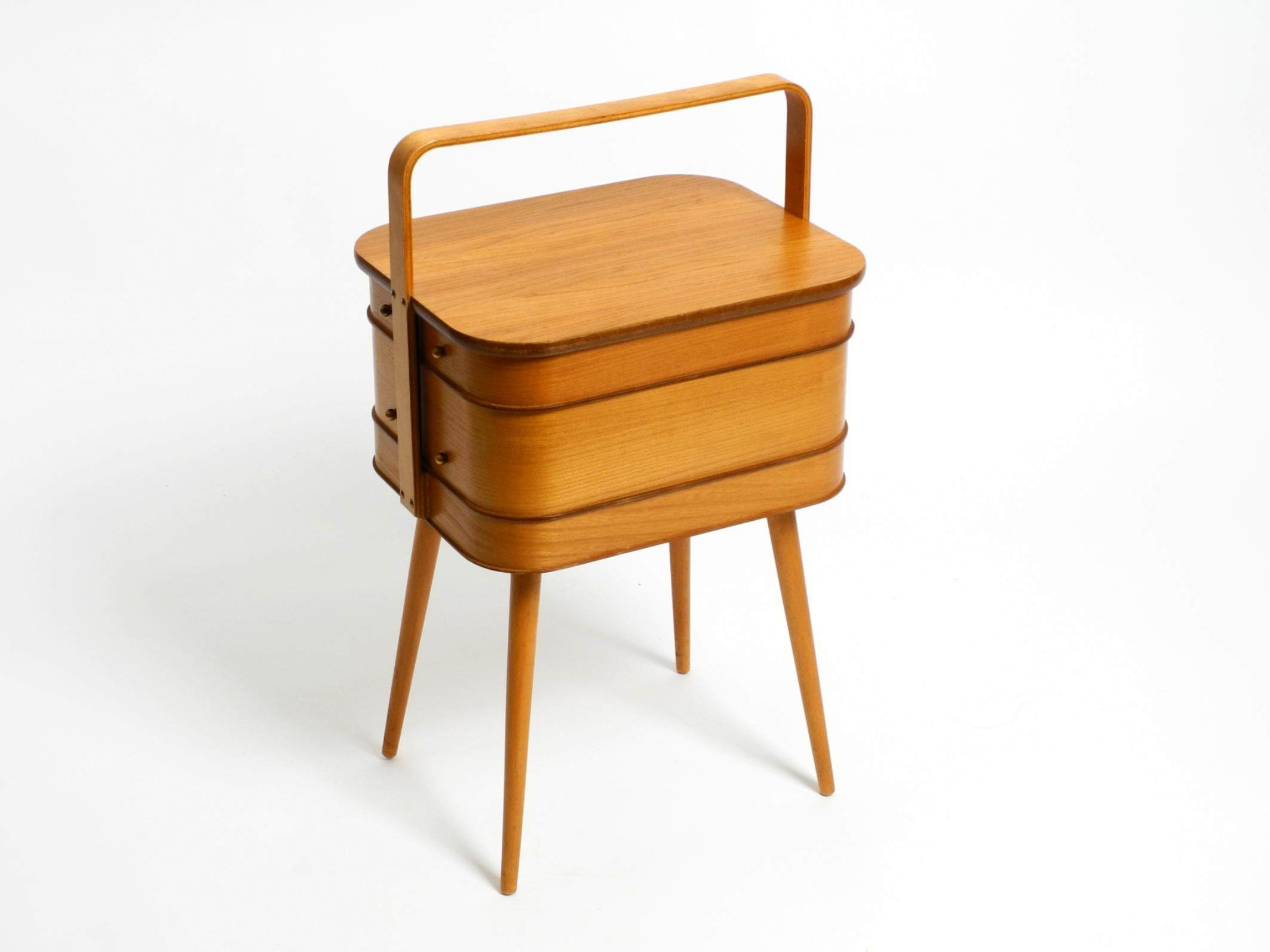 Beautiful original Mid Century teak sewing box with hinged compartments In Good Condition In München, DE