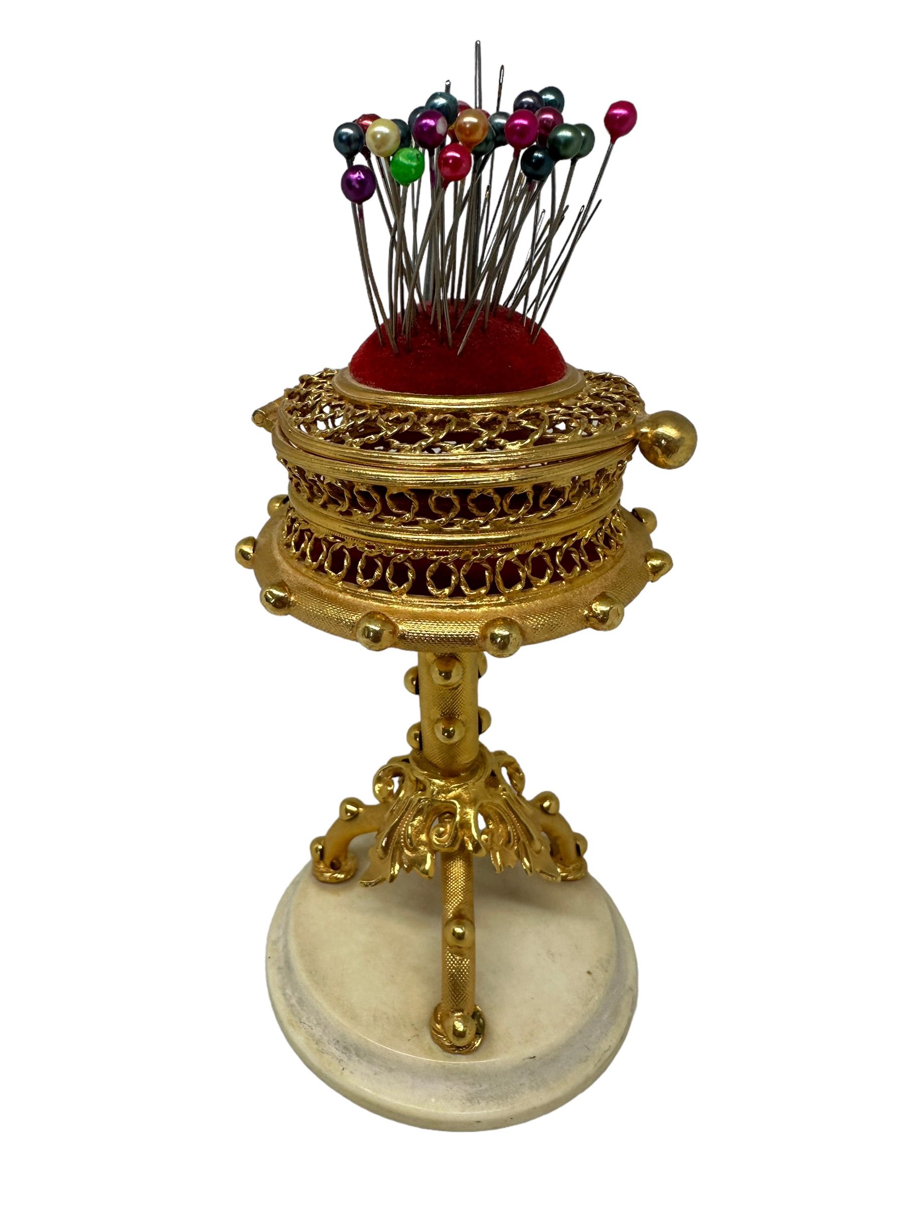 Diese Auflistung ist für eine schöne österreichische vergoldetes Metall Nadelbox auf einem Alabaster Basis mit einem Nadelkissen auf der Oberseite, circa 1890er Jahren. Ein wunderschönes Sammlerstück, das jeden Raum oder jede Sammlung bereichern