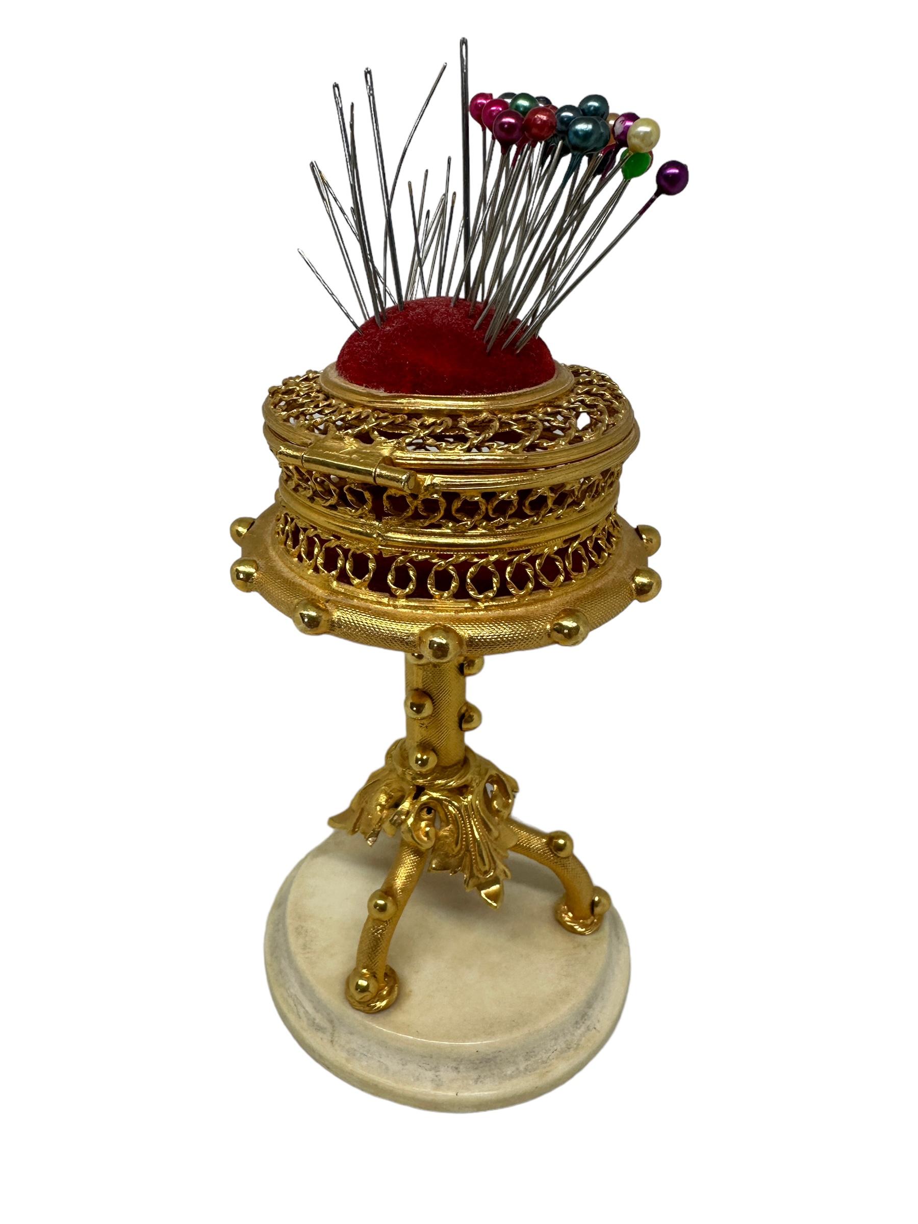 Precioso alfiletero de Ormolu S. XIX, 1890, Austria Victoriano en venta