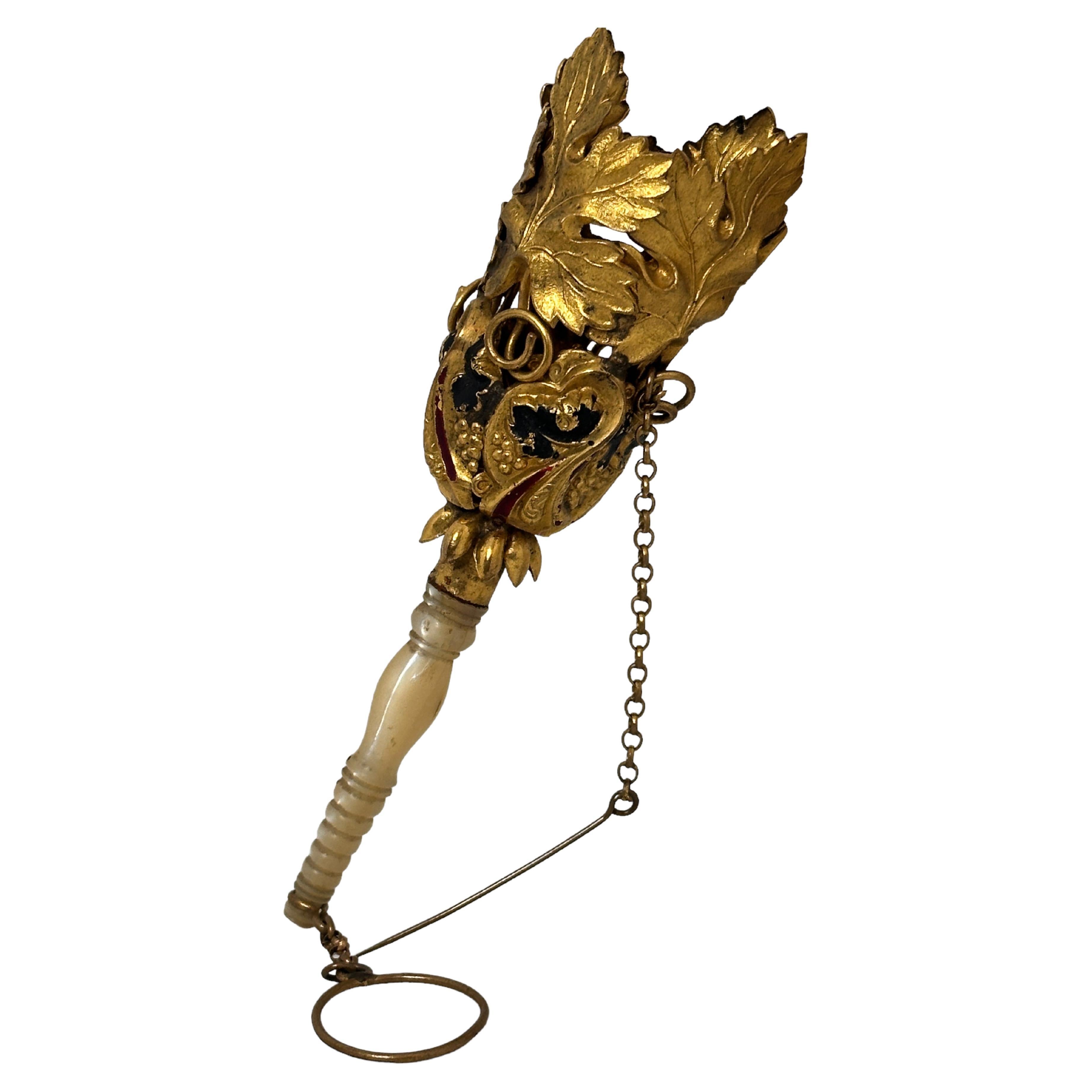Diese Auflistung ist für eine schöne österreichische vergoldetem Metall Tussie mussie (Blumenhalter) mit geprägten Trauben und Weinblätter und ein Fingerring Griff, circa 1860s. Aufwändig applizierte, restgeschmückte 