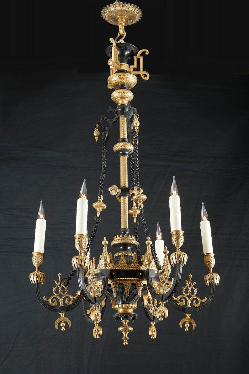 Magnifique lustre à six bras de lumière de style oriental attribué à F. Barbedienne, en bronze patiné et doré. Avec un décor très fin d'arabesques, de cordes et de valences imitant la passementerie.

Né en 1810, mort à Paris en 1892, Ferdinand