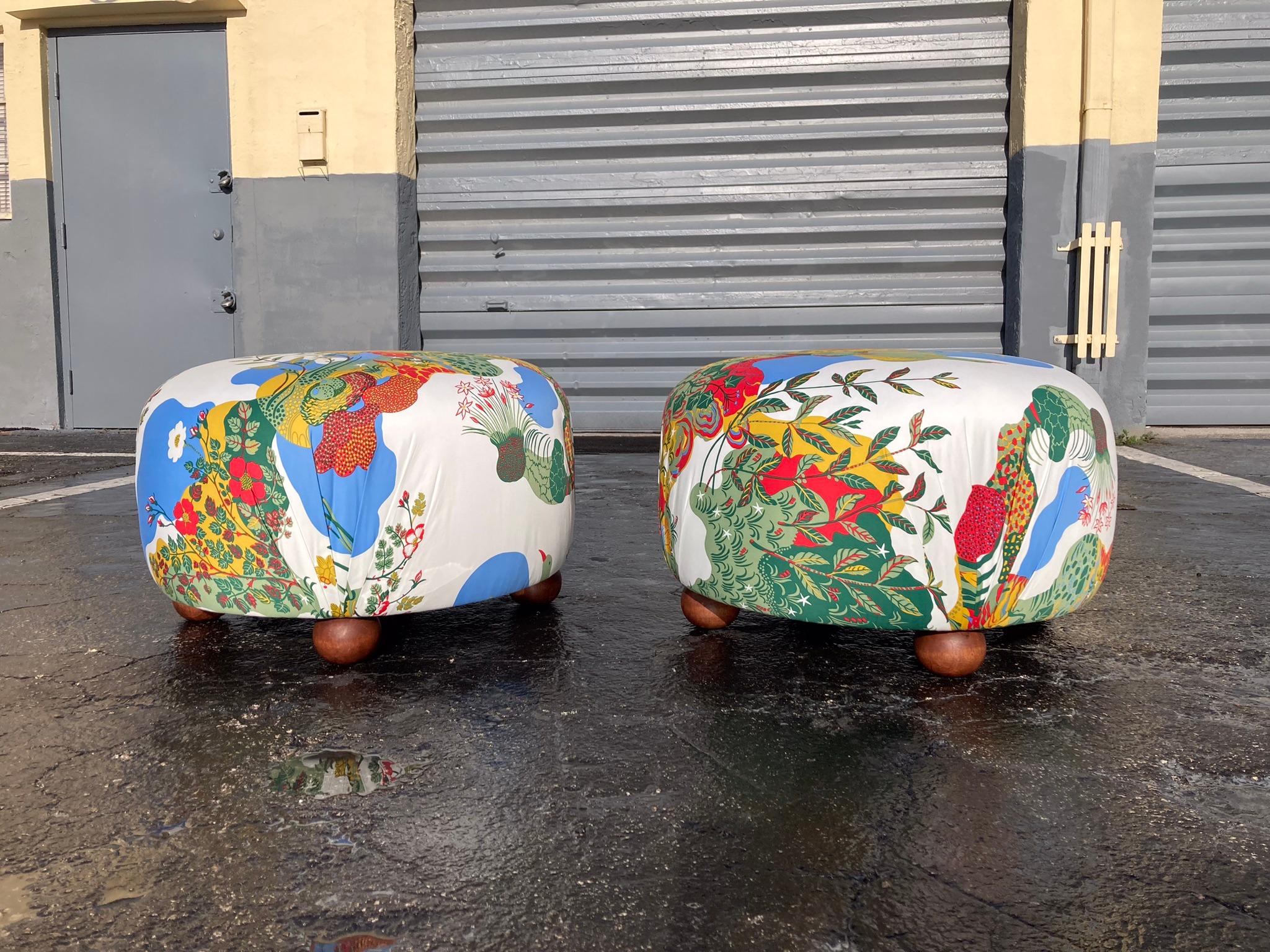 Moderne Magnifiques tabourets d'ottomans en tissu Josef Frank Anakreon de Svenskt Tenn en vente