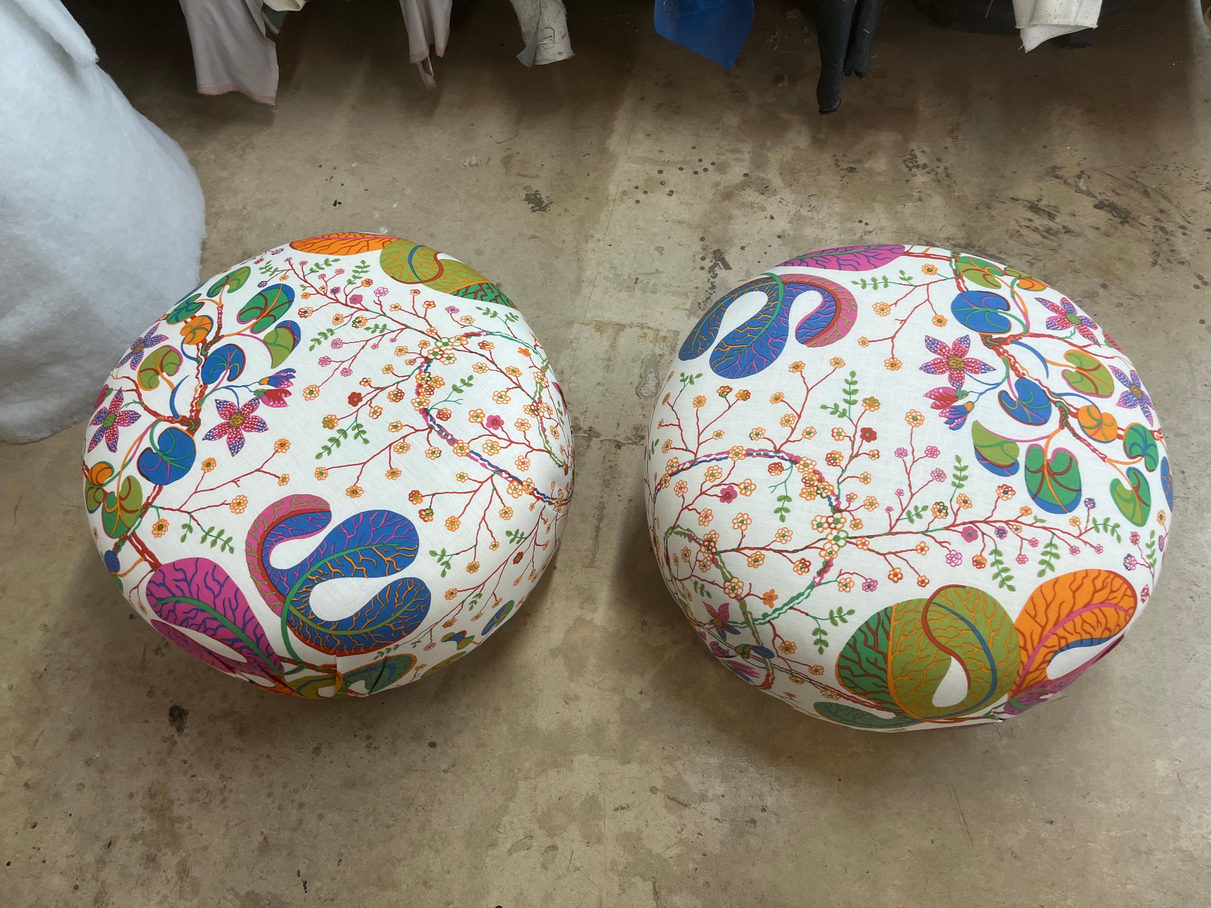 Schöne Ottomane, Hocker aus Josef Frank Teheran-Leinenstoff von Svenskt Tenn im Angebot 3