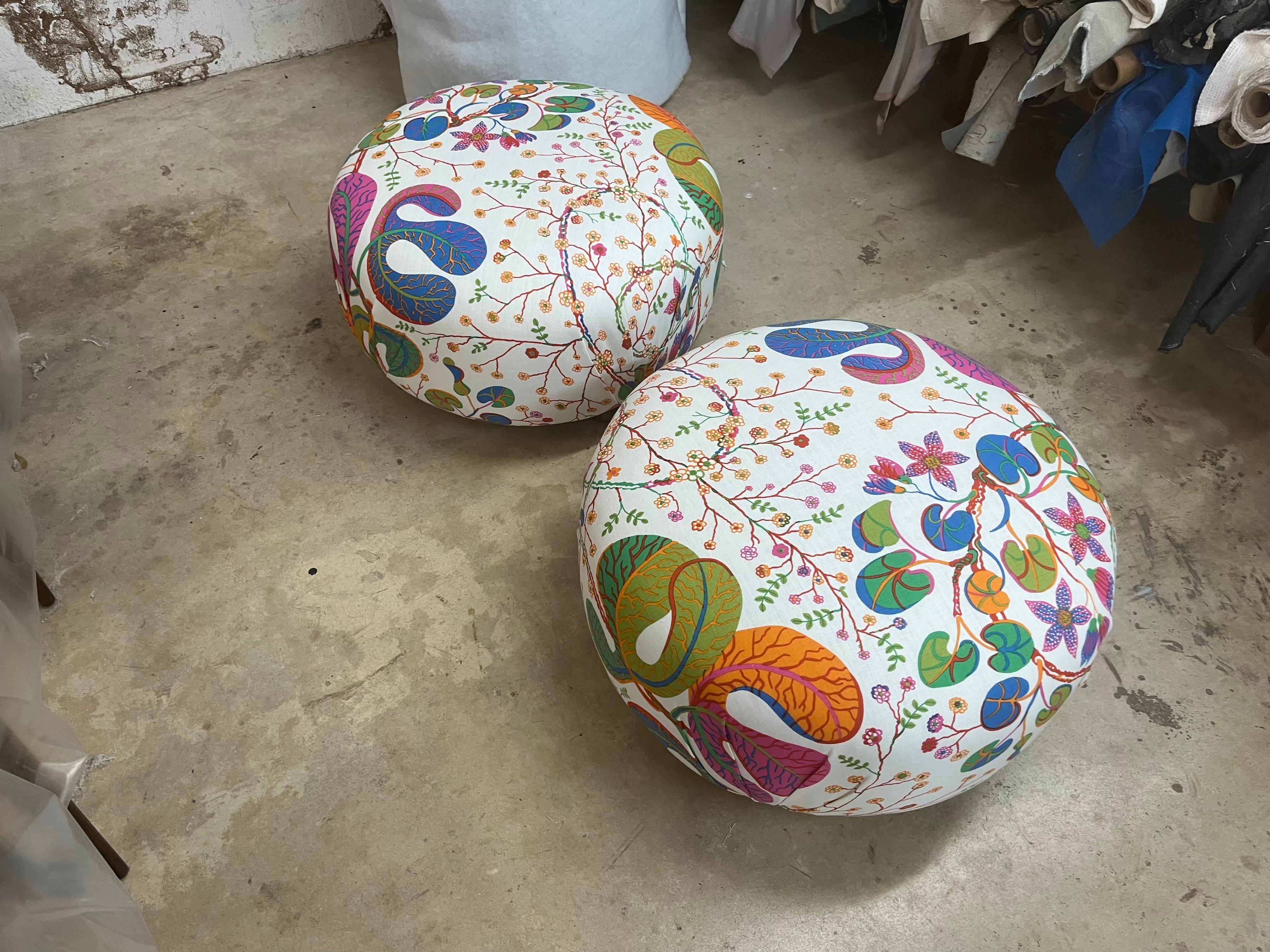 Schöne Ottomane, Hocker aus Josef Frank Teheran-Leinenstoff von Svenskt Tenn im Angebot 4
