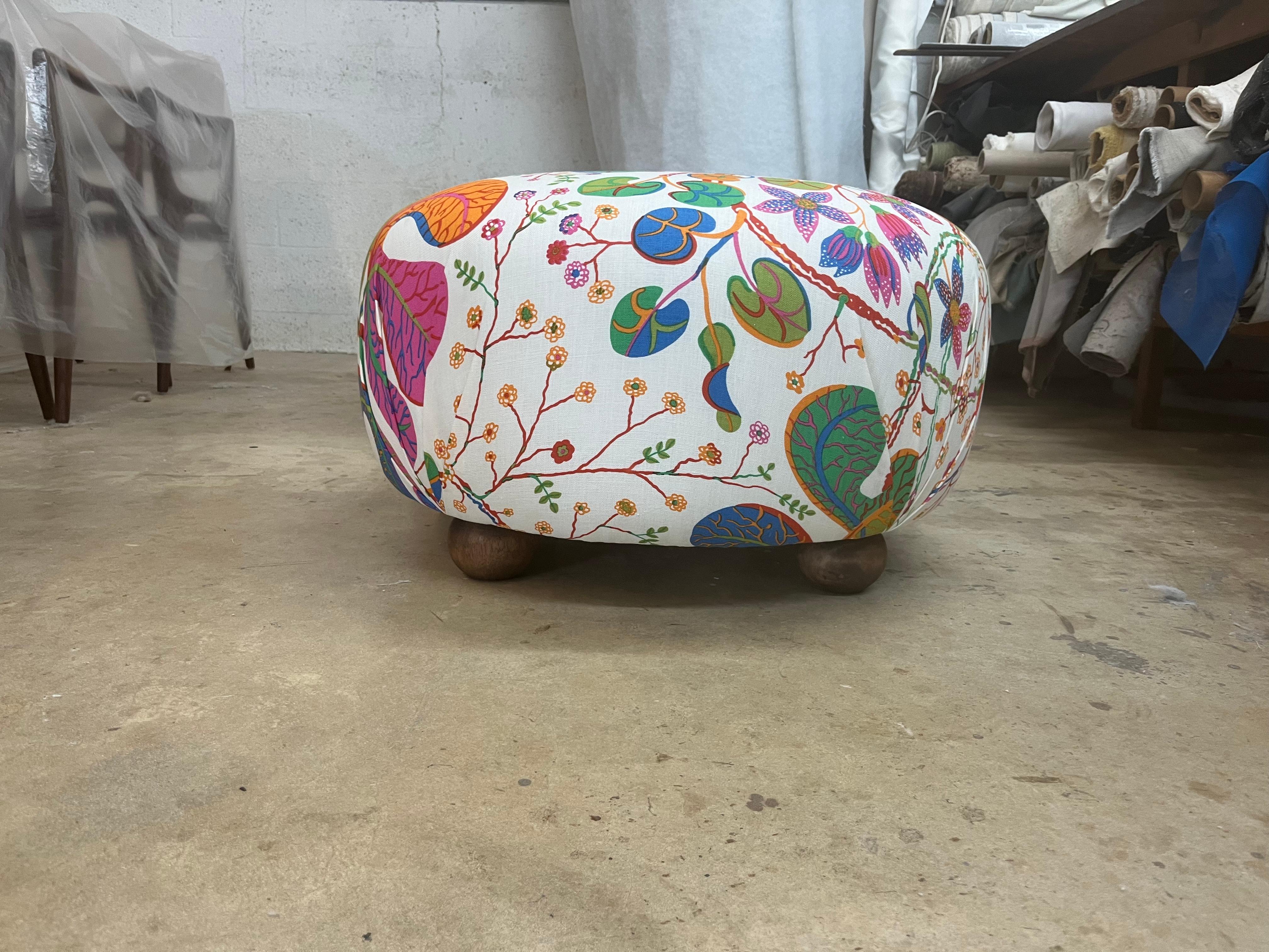 Schöne Ottomane, Hocker aus Josef Frank Teheran-Leinenstoff von Svenskt Tenn im Angebot 5