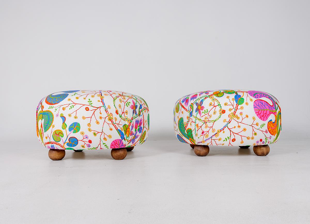Ein Paar schöne Ottomane mit Josef Frank Teheran Leinenstoff von Svenskt Tenn. Jede Ottomane hat vier apfelförmige Füße aus gebeiztem Holz.
Bereit für ein neues Zuhause.