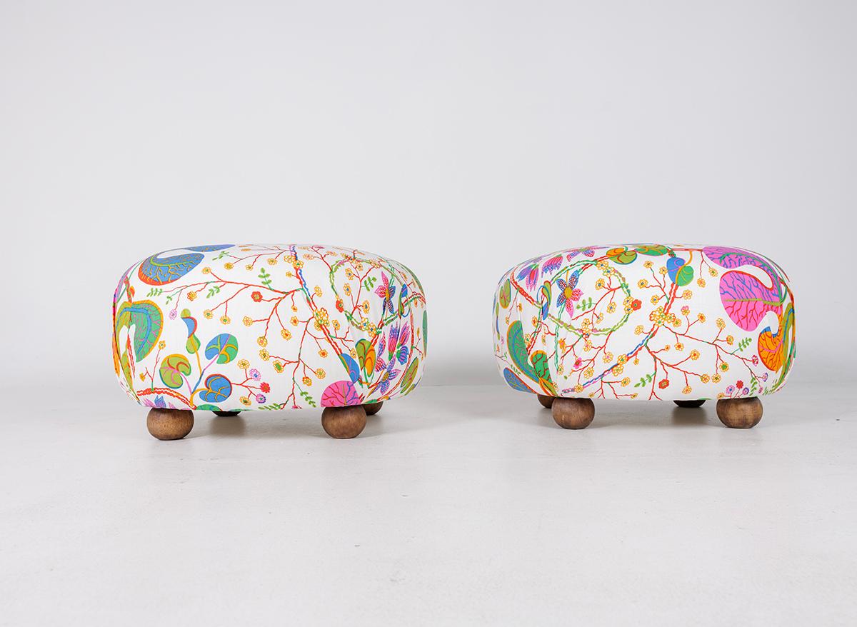 Schöne Ottomane, Hocker aus Josef Frank Teheran-Leinenstoff von Svenskt Tenn (21. Jahrhundert und zeitgenössisch) im Angebot