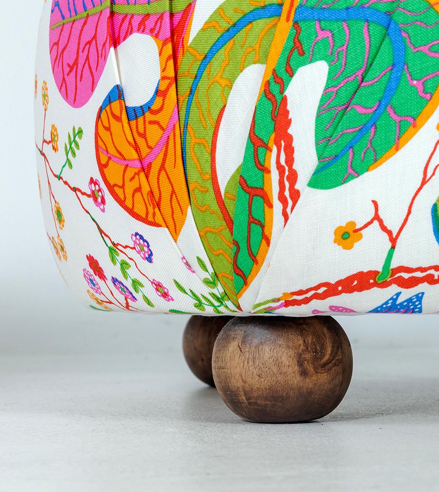 Schöne Ottomane, Hocker aus Josef Frank Teheran-Leinenstoff von Svenskt Tenn (amerikanisch) im Angebot