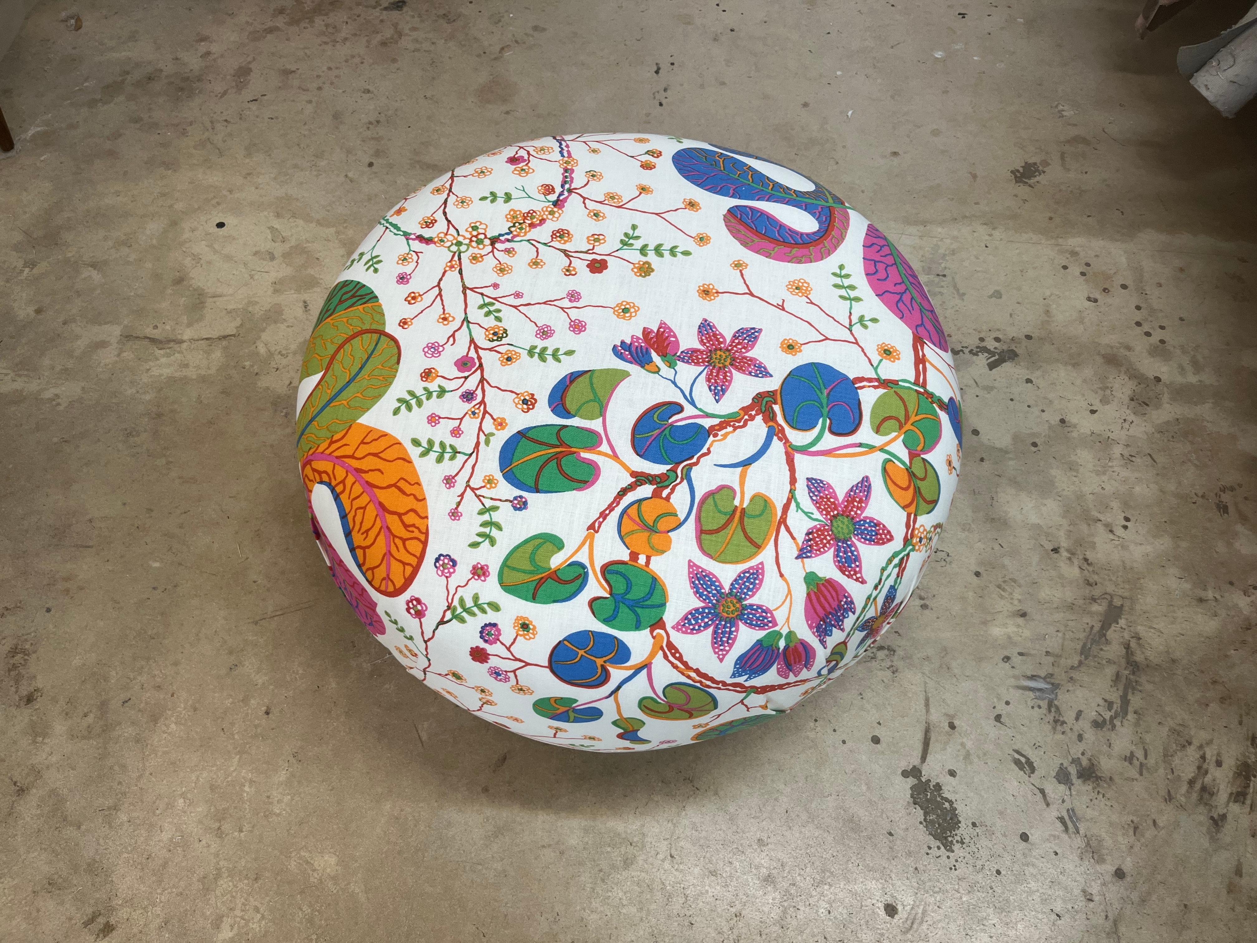 Schöne Ottomane, Hocker aus Josef Frank Teheran-Leinenstoff von Svenskt Tenn im Angebot 1