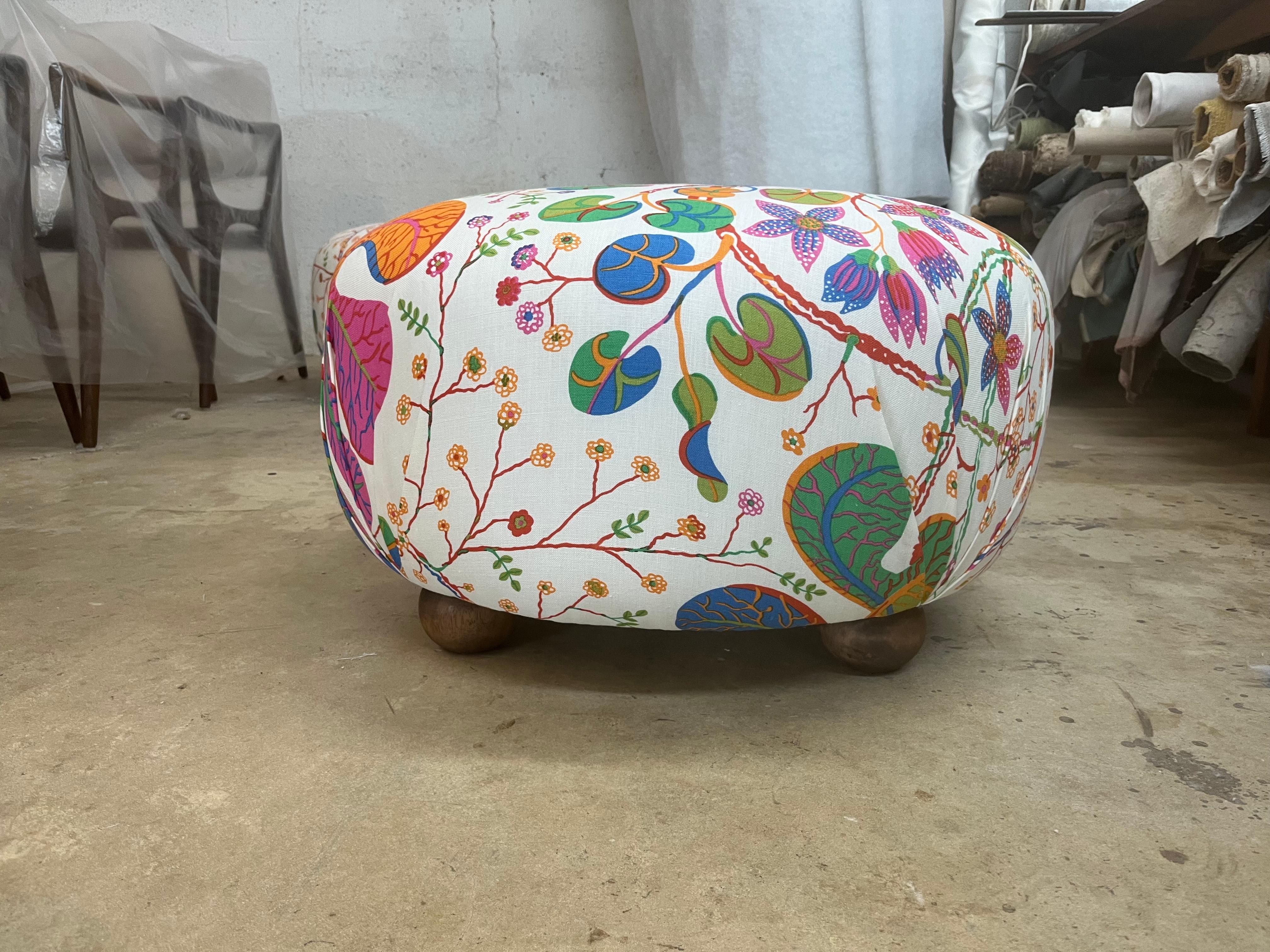 Schöne Ottomane, Hocker aus Josef Frank Teheran-Leinenstoff von Svenskt Tenn im Angebot 2