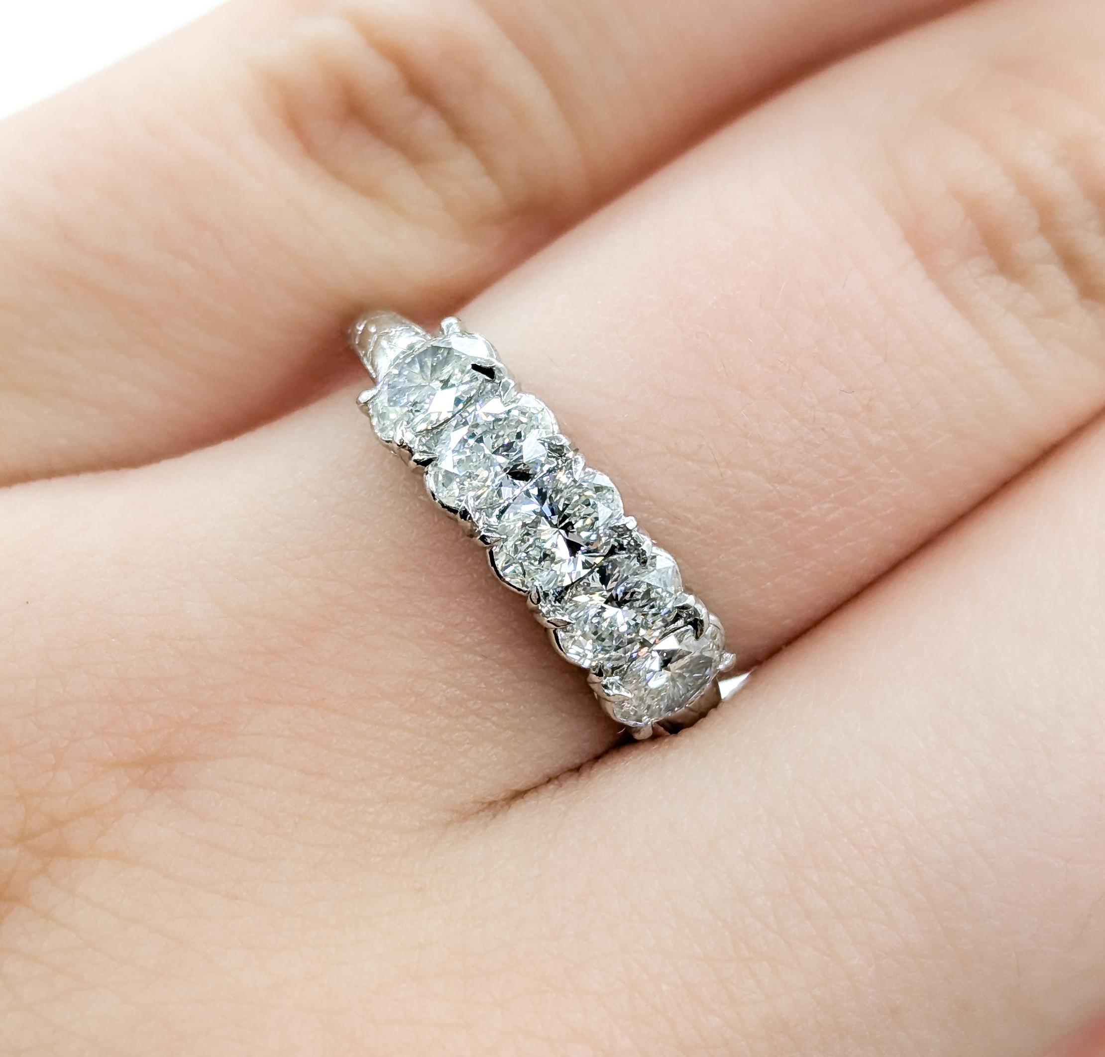 Beautiful Oval Diamond 5-Stone Ring in Platinum For Sale 1